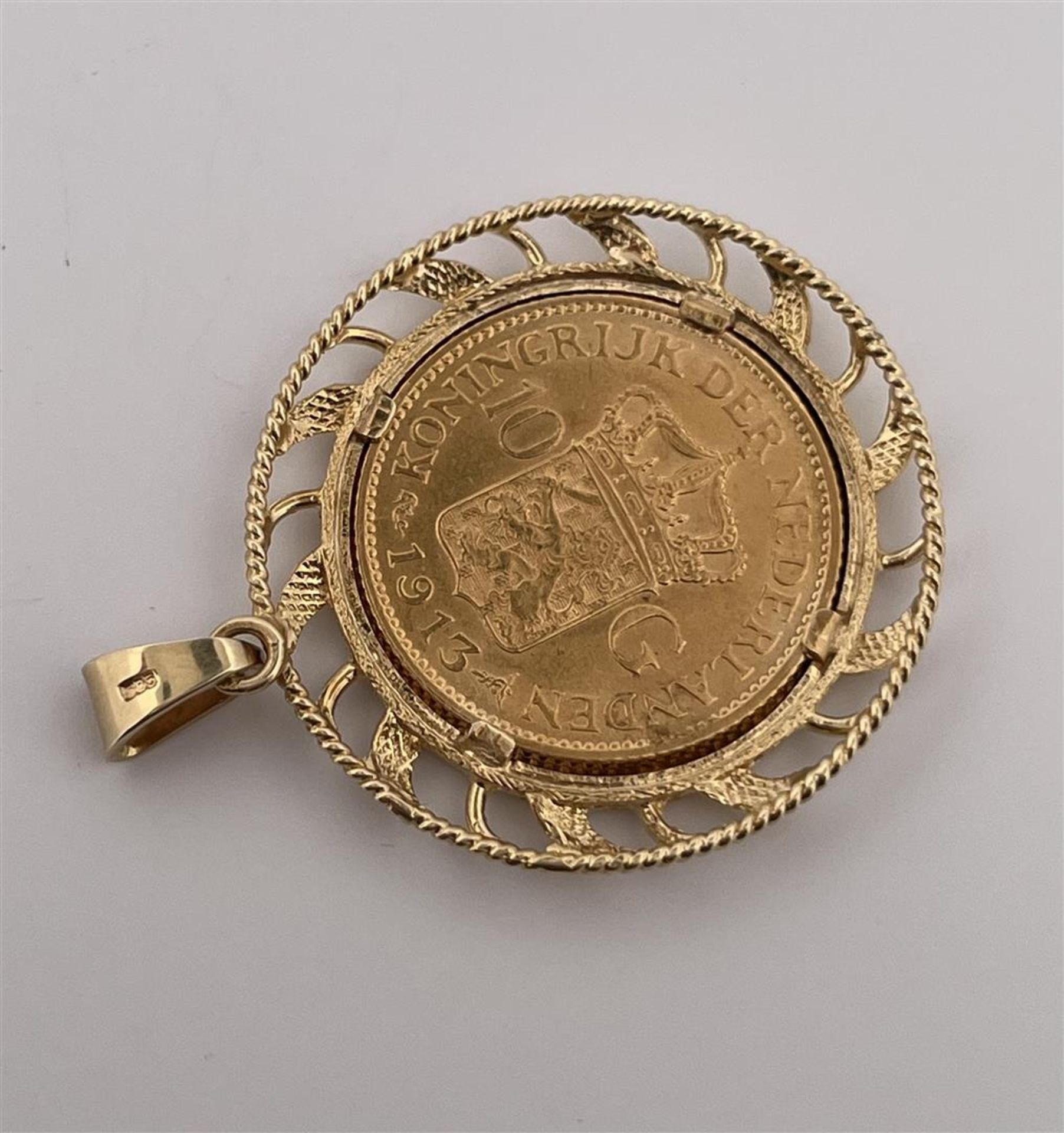 14kt yellow gold coin pendant with Kon. Wilhelmina 1913.
Nice coin pendant with twisted and openwork - Image 4 of 4