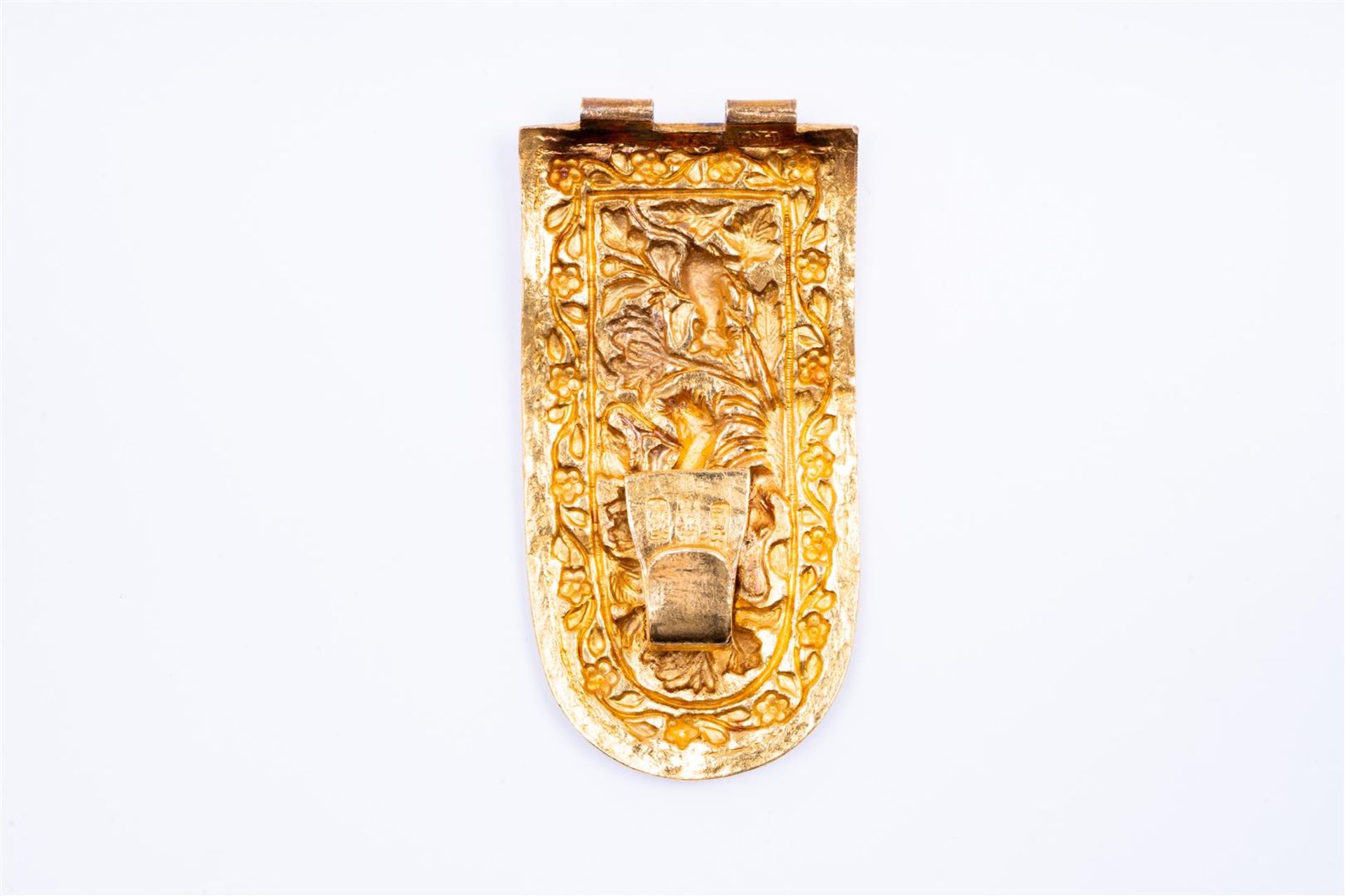 18kt yellow gold buckle/belt part with rats from Indonesia.
This buckle part is decorated with a bea - Image 2 of 2