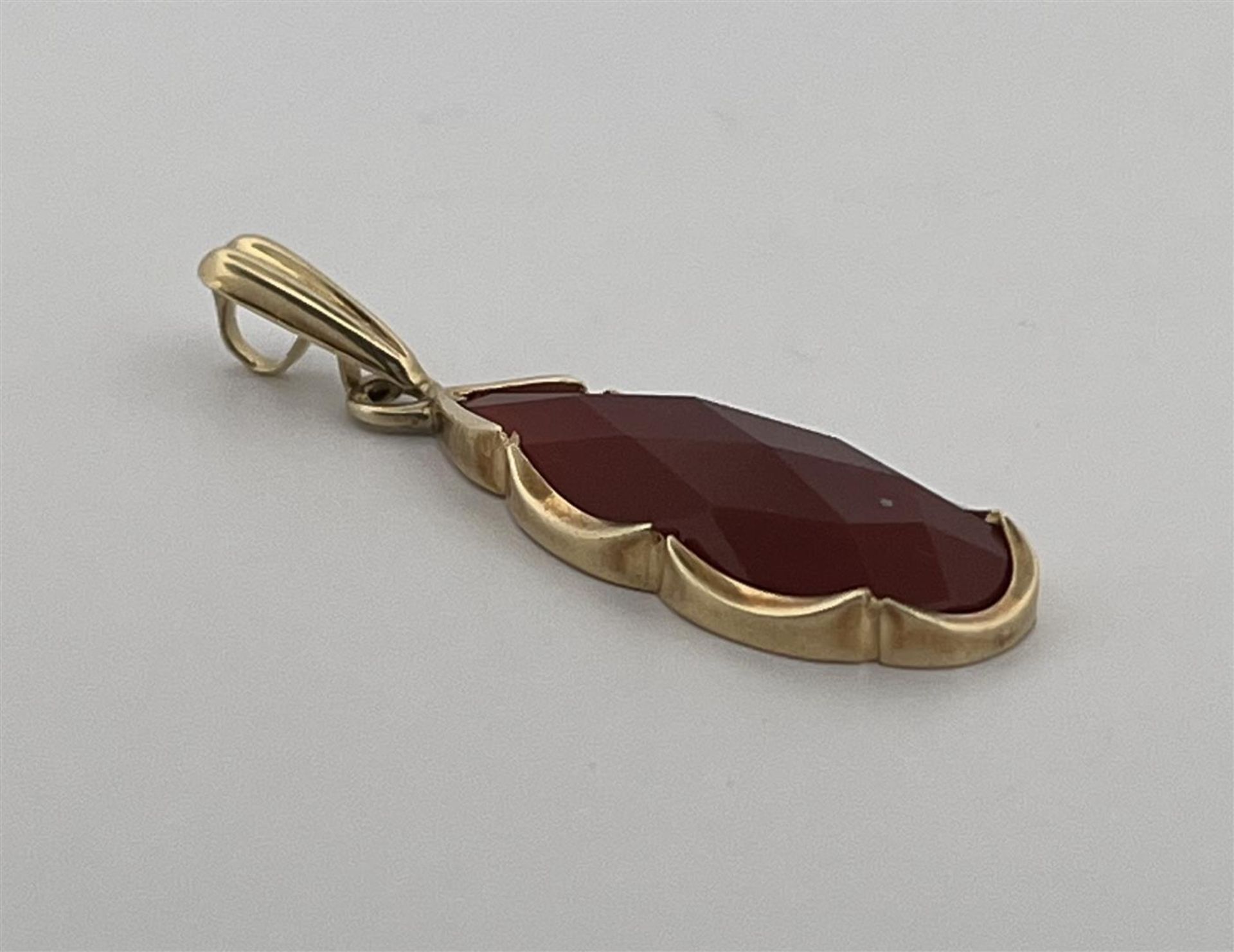 14kt yellow gold drop-shaped pendant set with carnelian.
The pendant is set with a drop-shaped facet