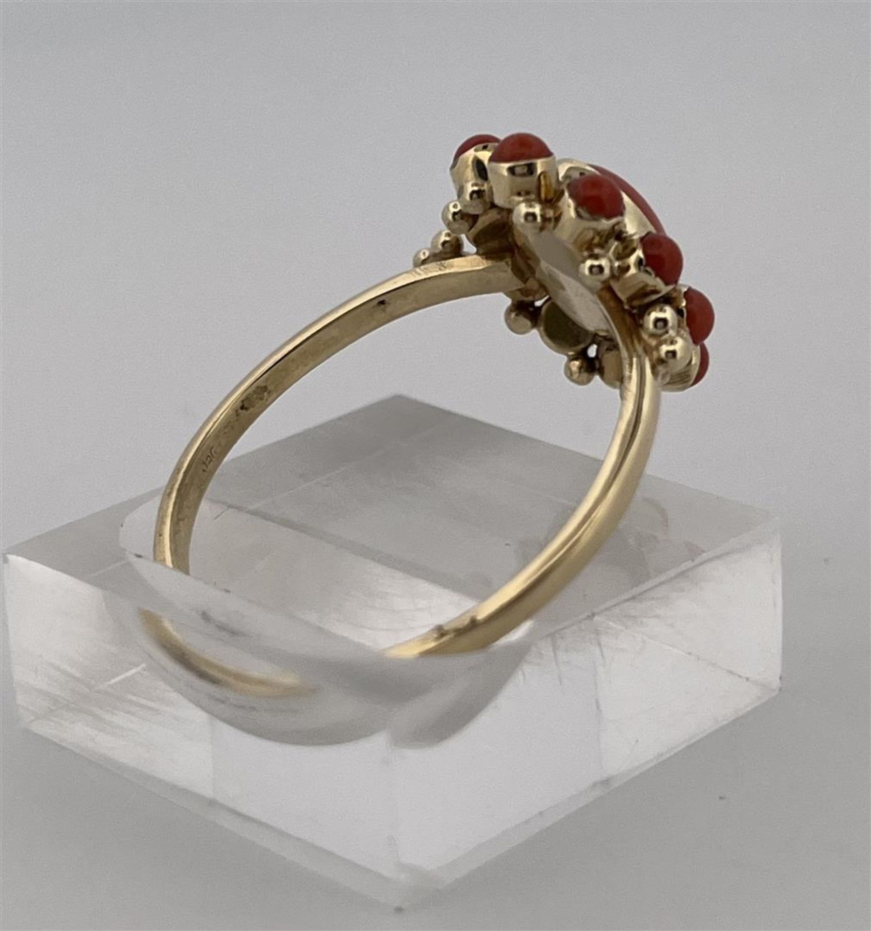 14kt yellow gold rosette ring set with red coral.
The ring is set with 1 central oval cabochon cut r - Image 6 of 7