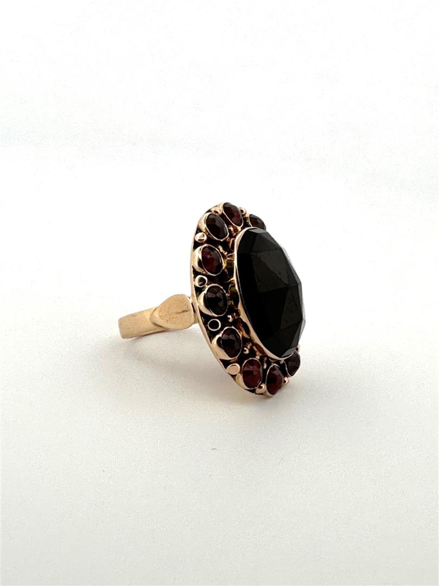 14kt yellow gold cocktail ring set with garnet.
The ring is set with 1 oval rose cut garnet measurin - Bild 2 aus 5