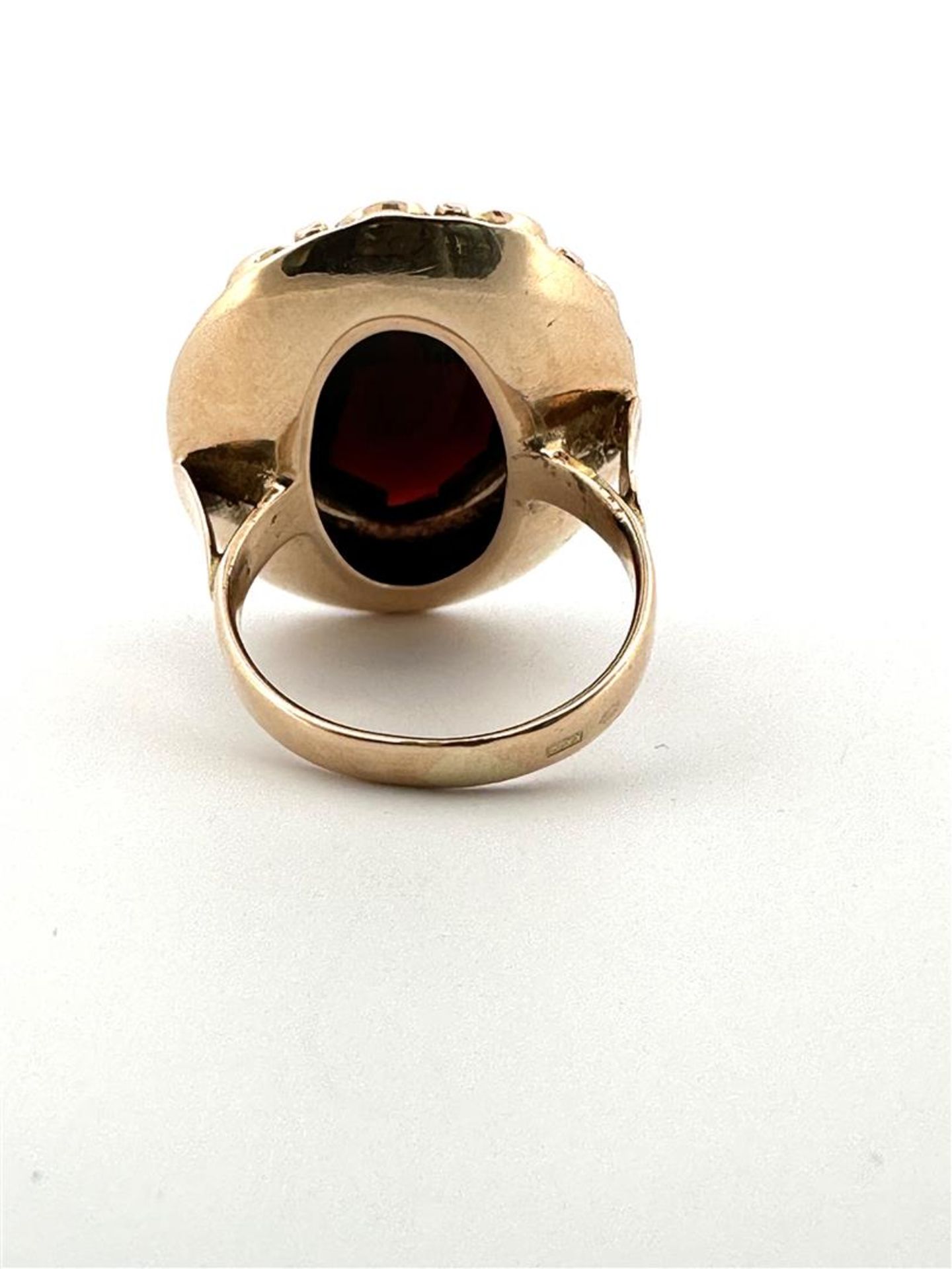 14kt yellow gold cocktail ring set with garnet.
The ring is set with 1 oval rose cut garnet measurin - Bild 5 aus 5