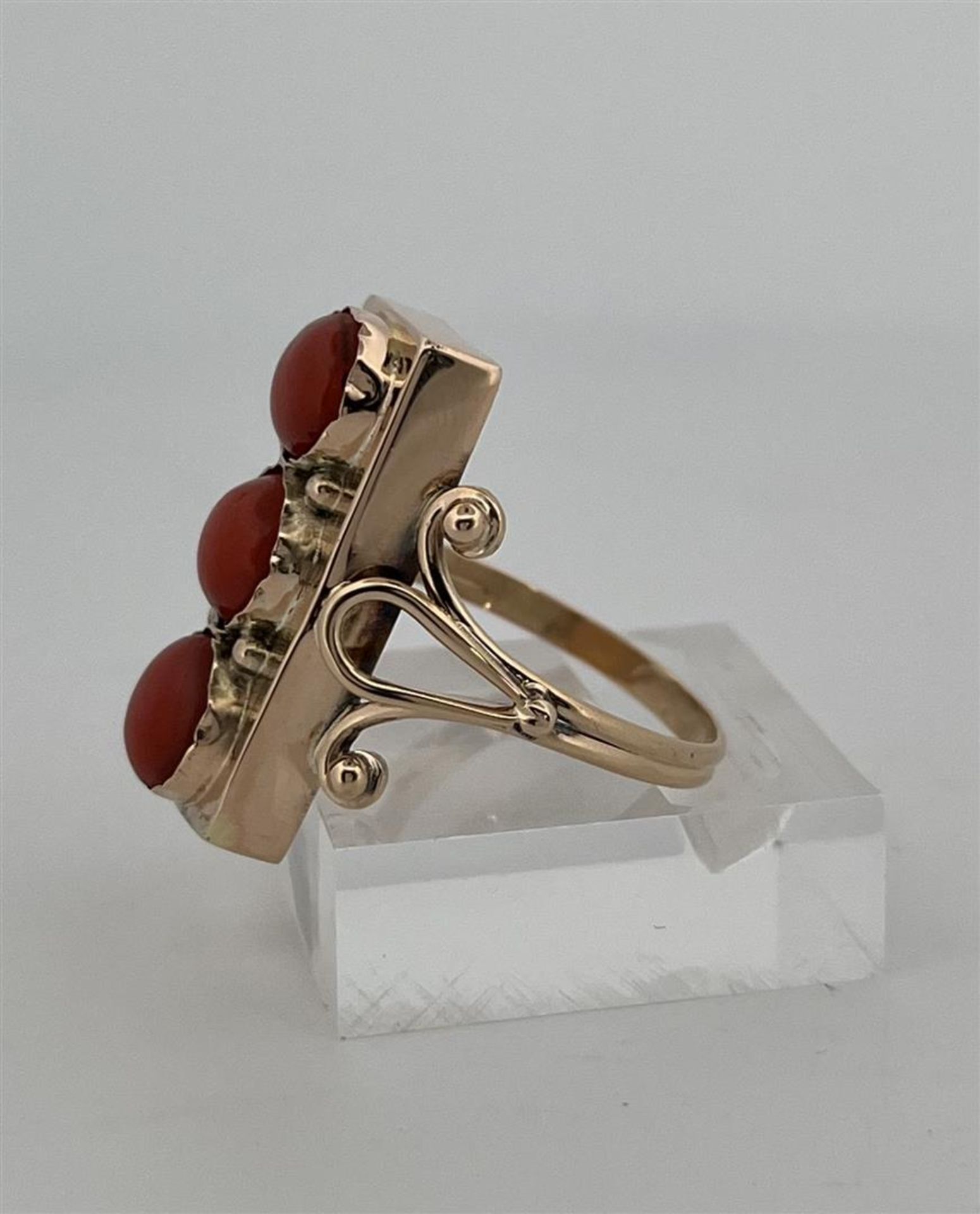 14kt yellow gold 3-stone ring set with red coral.
The ring is set with 3 round cabochon cut red cora - Image 3 of 7