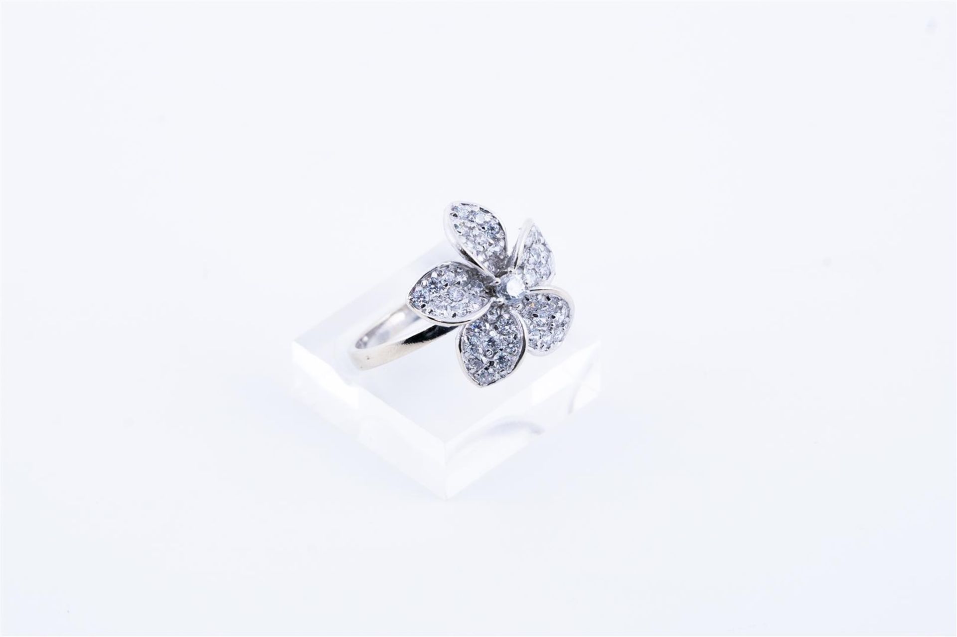 14kt white gold flower ring set with zirconia.
The ring is set with approximately 46 brilliant cut z