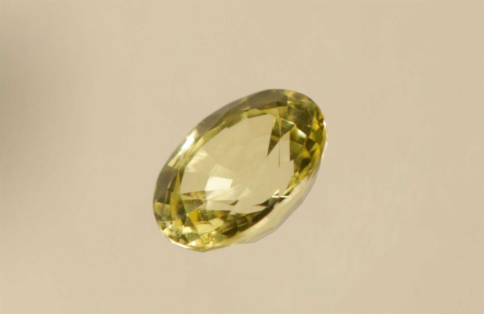A lot consisting of a blue sapphire 1.80 ct. and a lemon sapphire 2.00 ct. 
This lot with 1 oval cut - Image 3 of 3