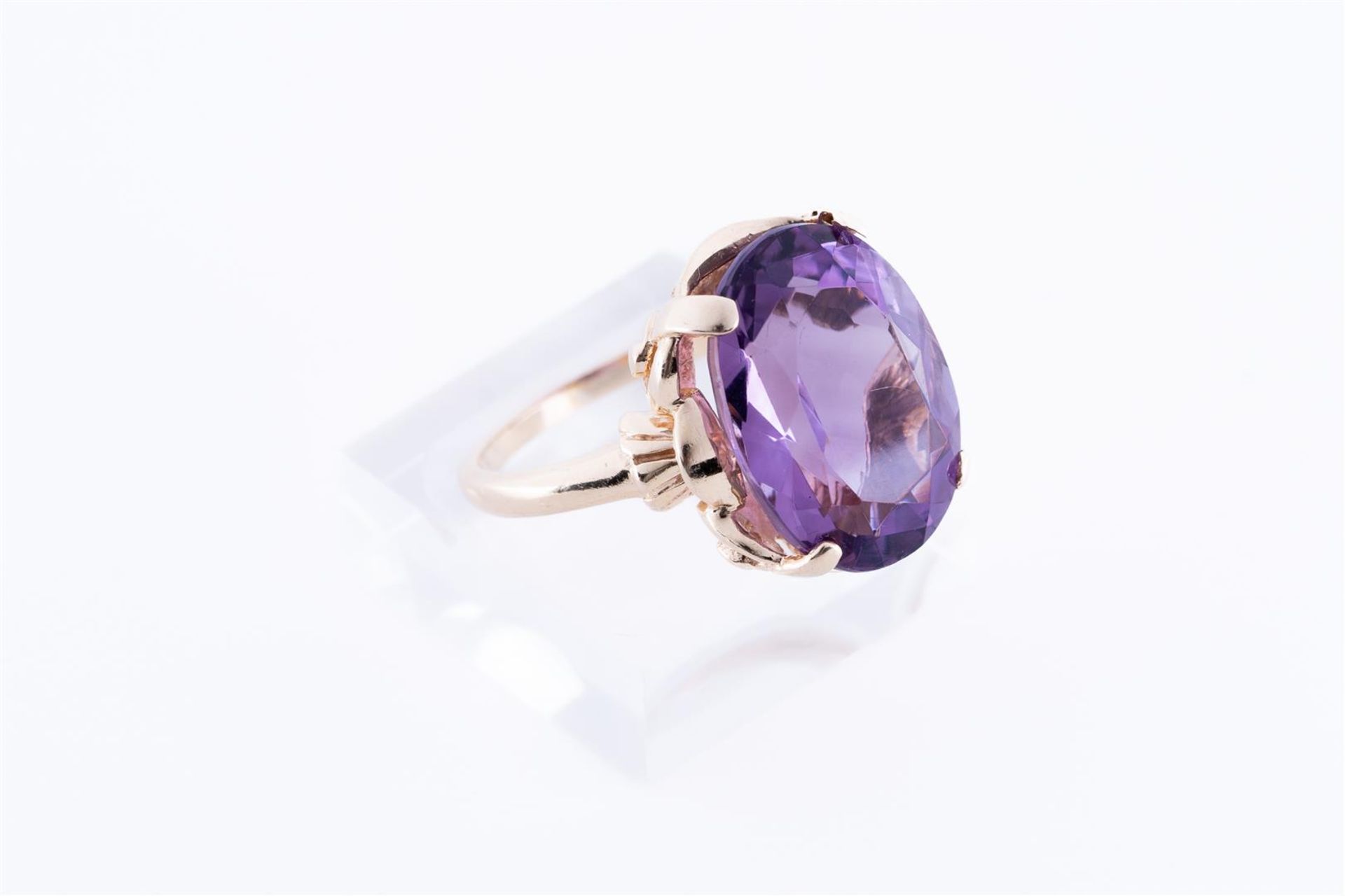 9kt Yellow gold statement ring set with one oval cut amethyst. 
Ring size: 55 / 17.25 mm.
Stone dime