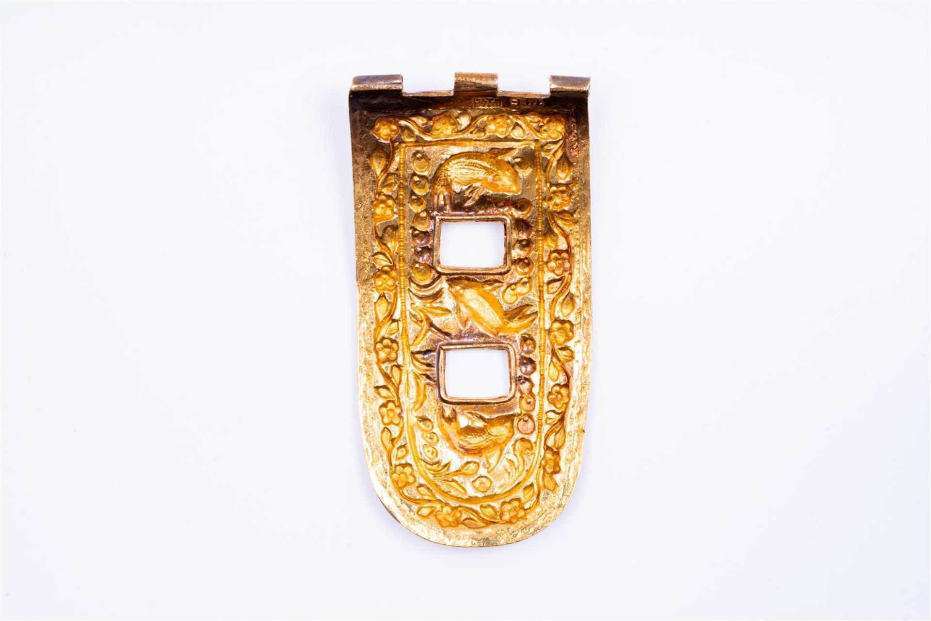 18kt yellow gold buckle/belt part with koi carp. The buckle comes from Indonesia.
This buckle part i - Bild 2 aus 2