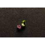 Lot of 2 heart-shaped gemstones; Peridot 1.1ct and pink spinel 0.6ct.
These heart-shaped cut pink sp