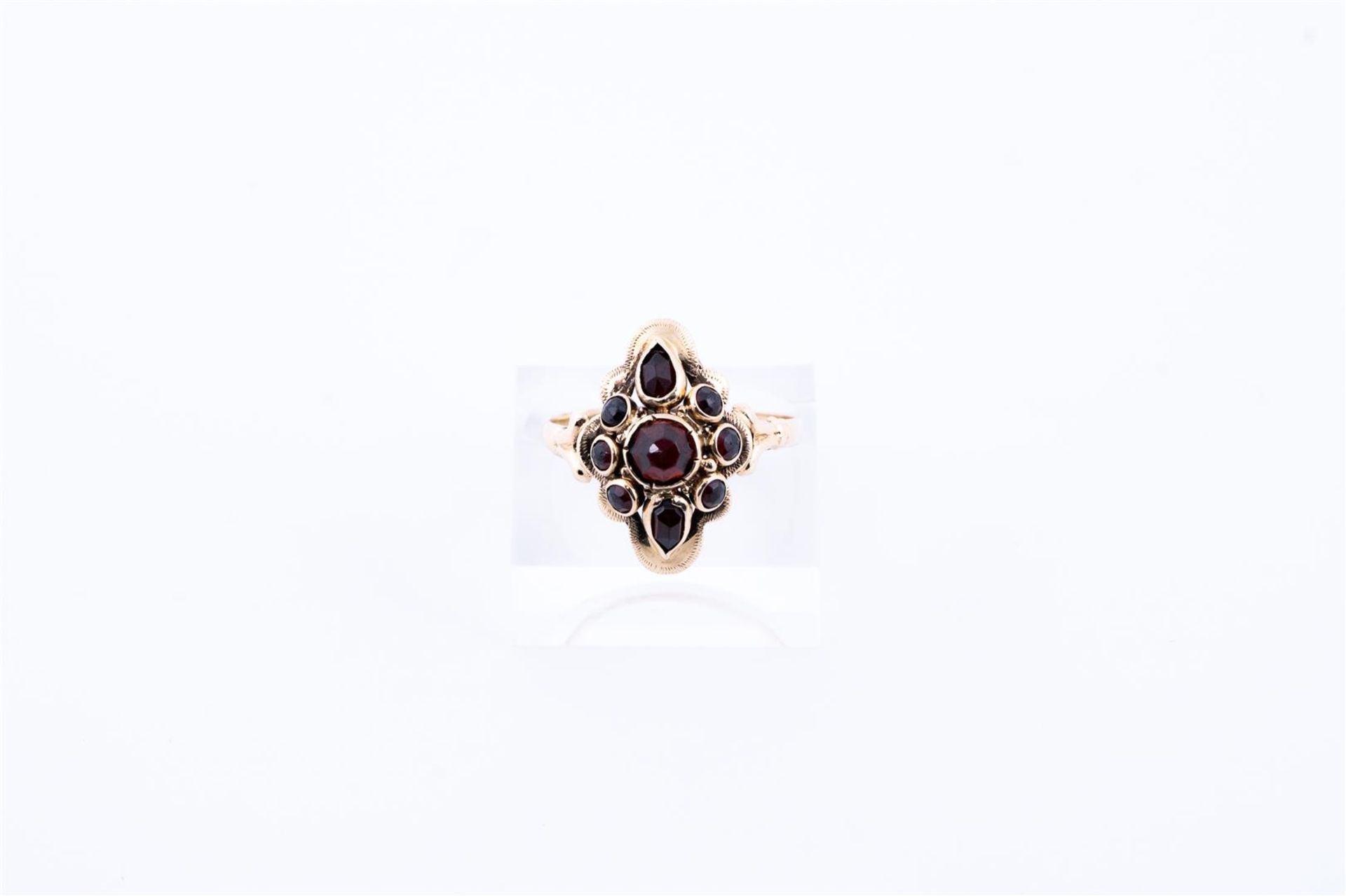 14kt yellow gold marquis ring set with garnet.
The ring is set with 1 rose cut central garnet of app - Bild 2 aus 3