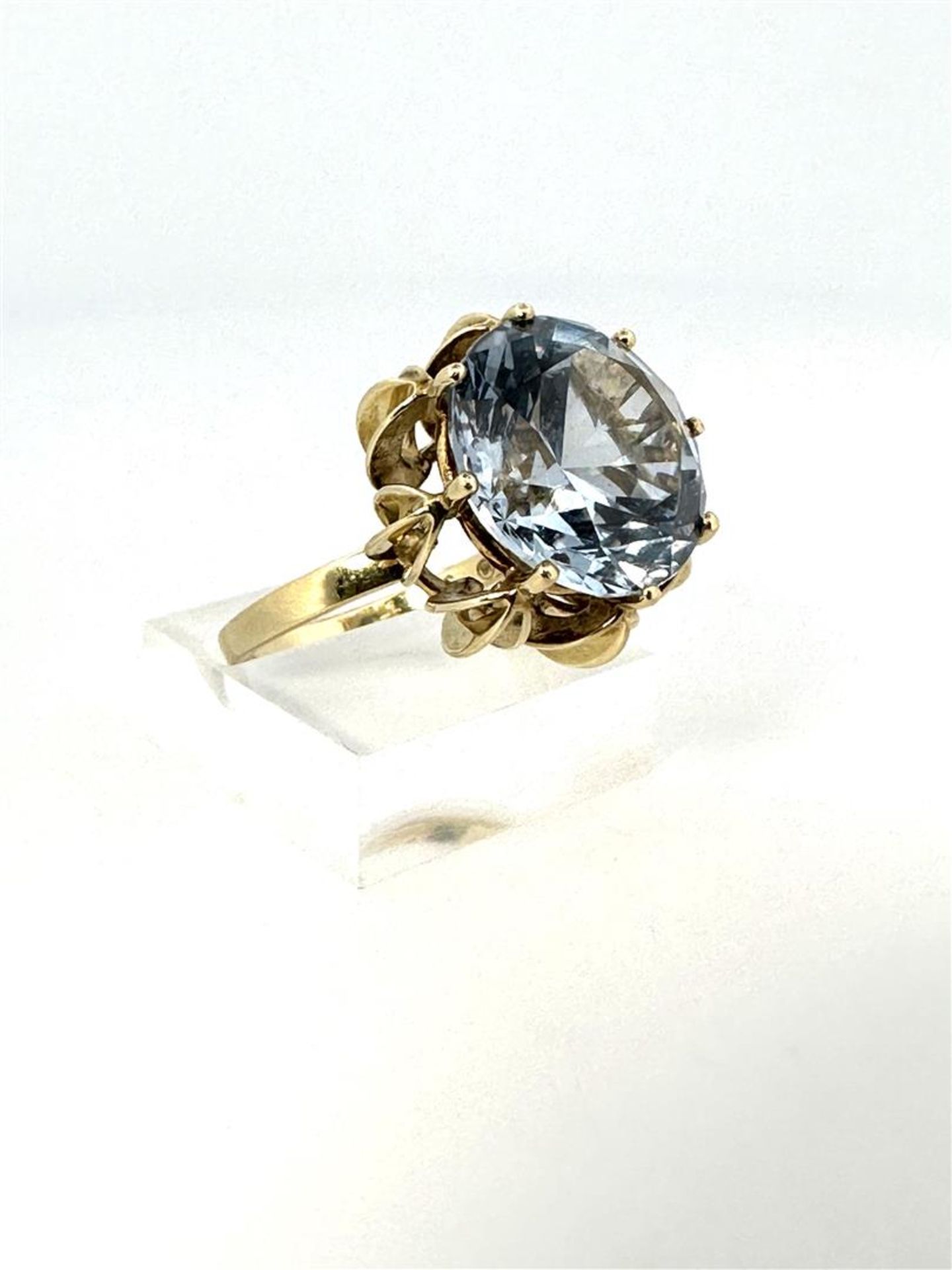 14kt yellow gold statement solitaire ring set with aquamarine.
The ring is set with a brilliant cut 
