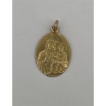 Charm/pendant of Mary with Jesus 18kt.
Nice charm for a necklace or bracelet. The front of the penda