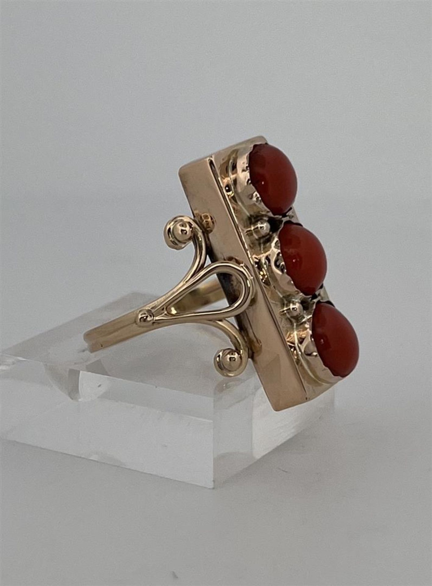 14kt yellow gold 3-stone ring set with red coral.
The ring is set with 3 round cabochon cut red cora - Image 2 of 7