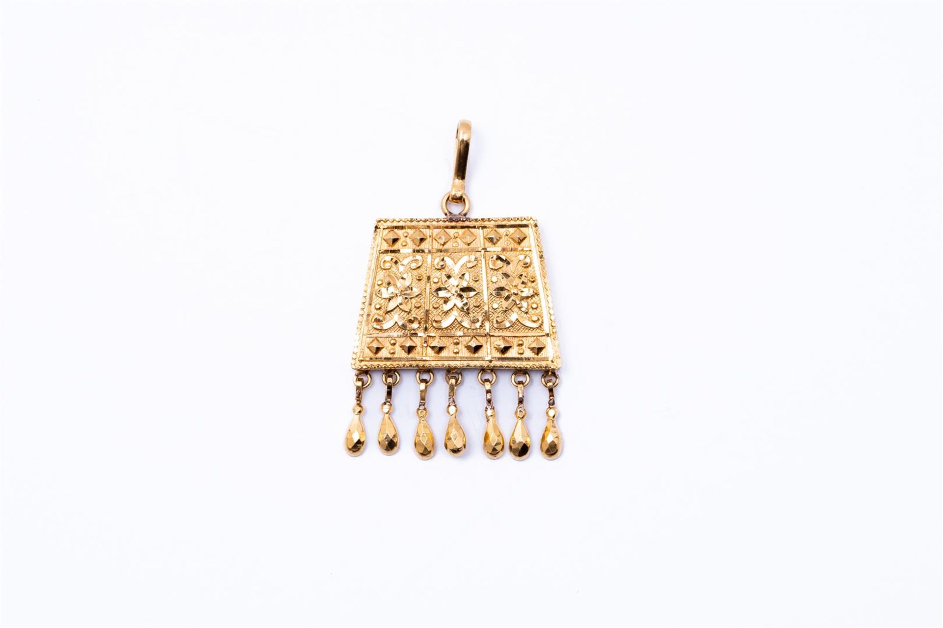 18kt yellow gold pendant, possibly from Indonesia. Gilded in 22kt gold. 
Dimensions: 32.1 mm x appro