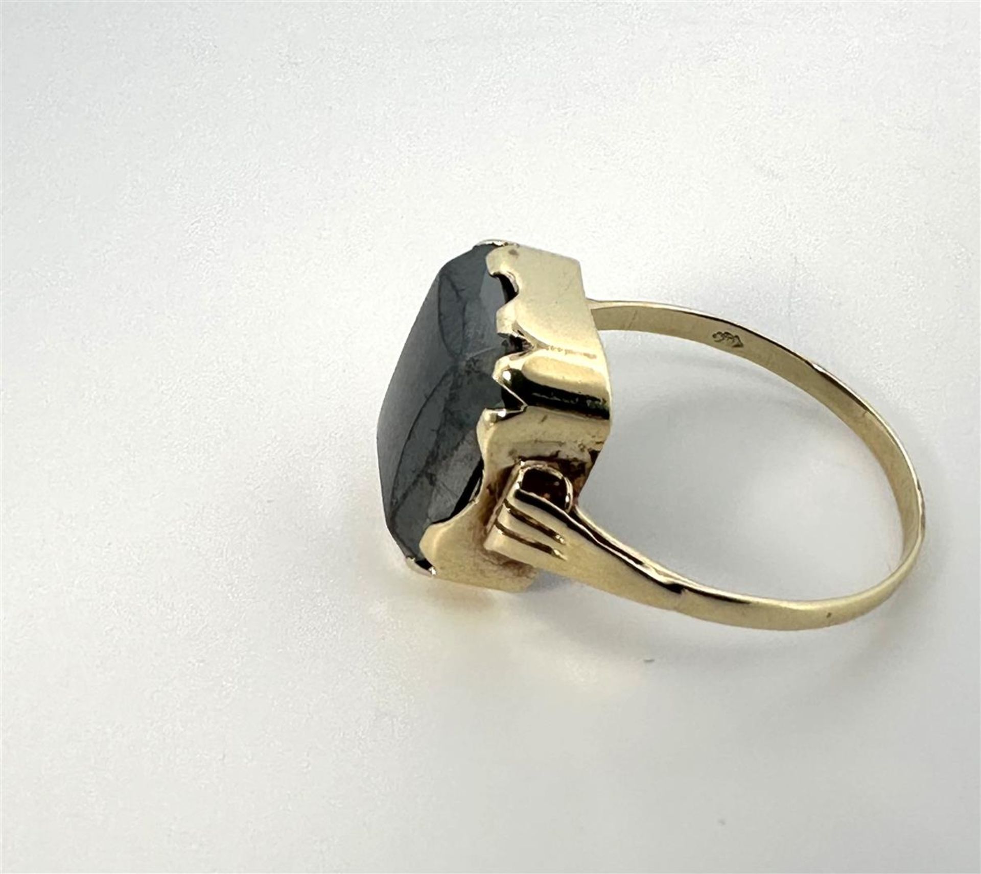 14kt yellow gold ring set with hematite.
The ring features a fantasy scissor cut hematite gemstone. 