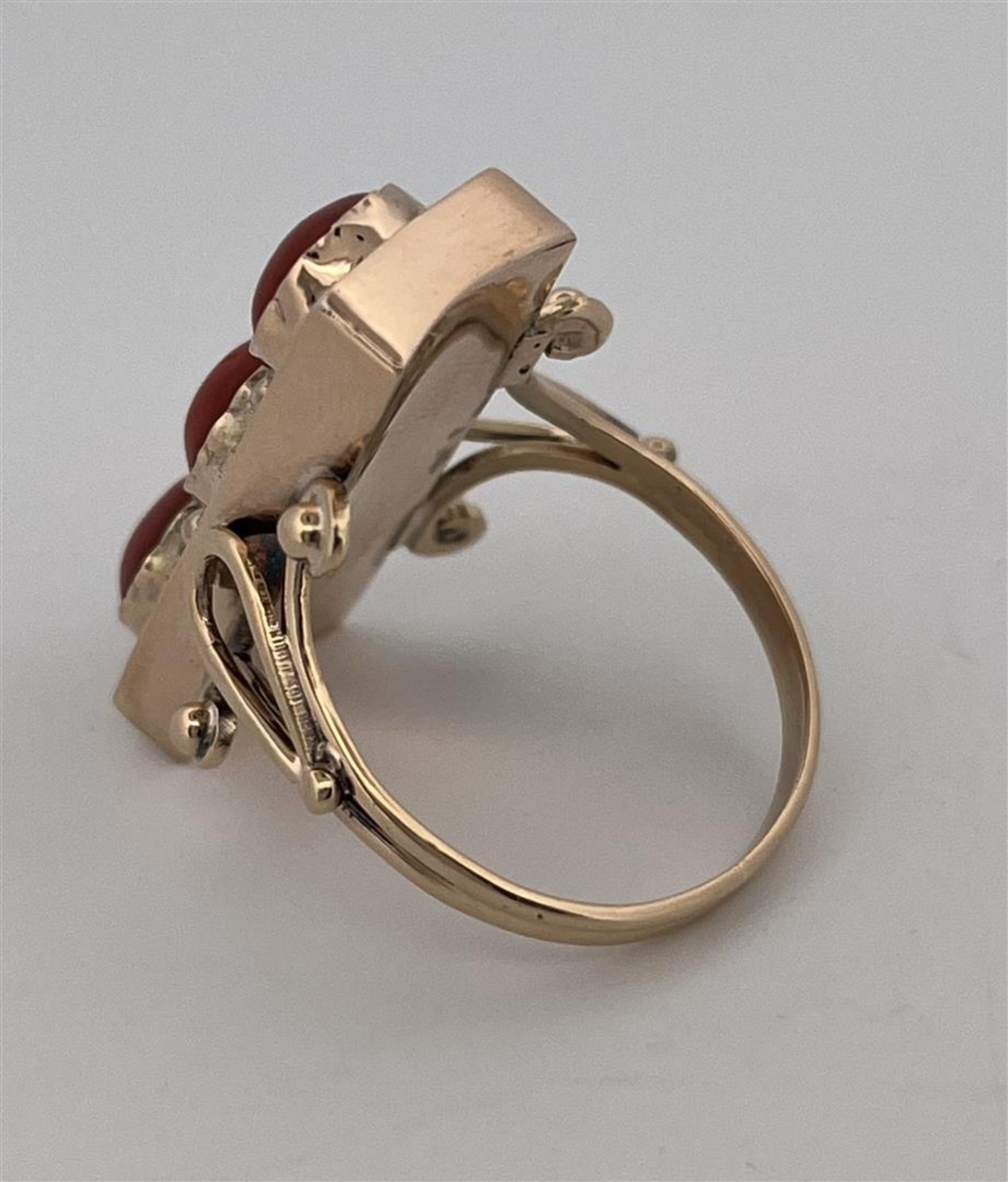 14kt yellow gold 3-stone ring set with red coral.
The ring is set with 3 round cabochon cut red cora - Image 6 of 7