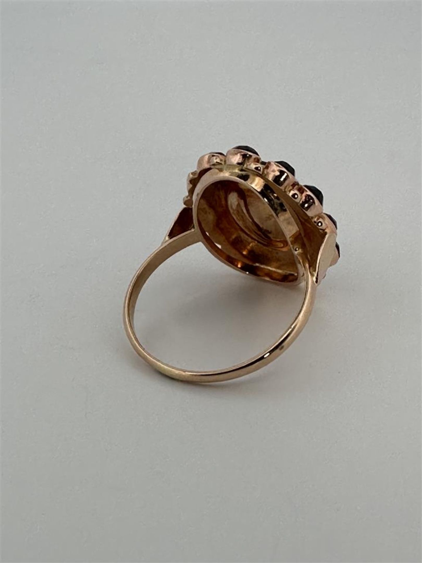 14kt rose gold cocktail ring set with garnet.
The underside of the head is completely closed, so no  - Bild 5 aus 5