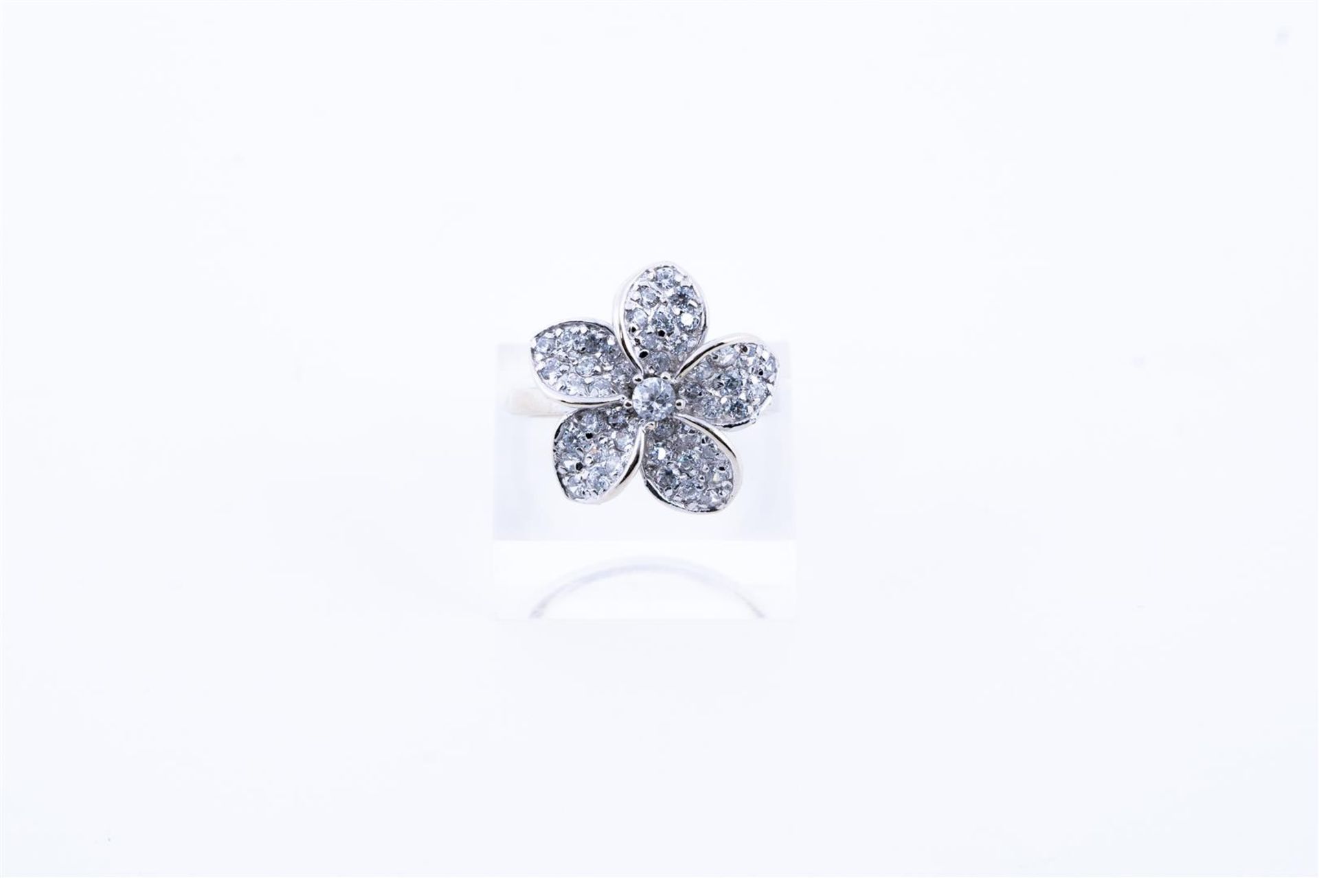 14kt white gold flower ring set with zirconia.
The ring is set with approximately 46 brilliant cut z - Bild 2 aus 4