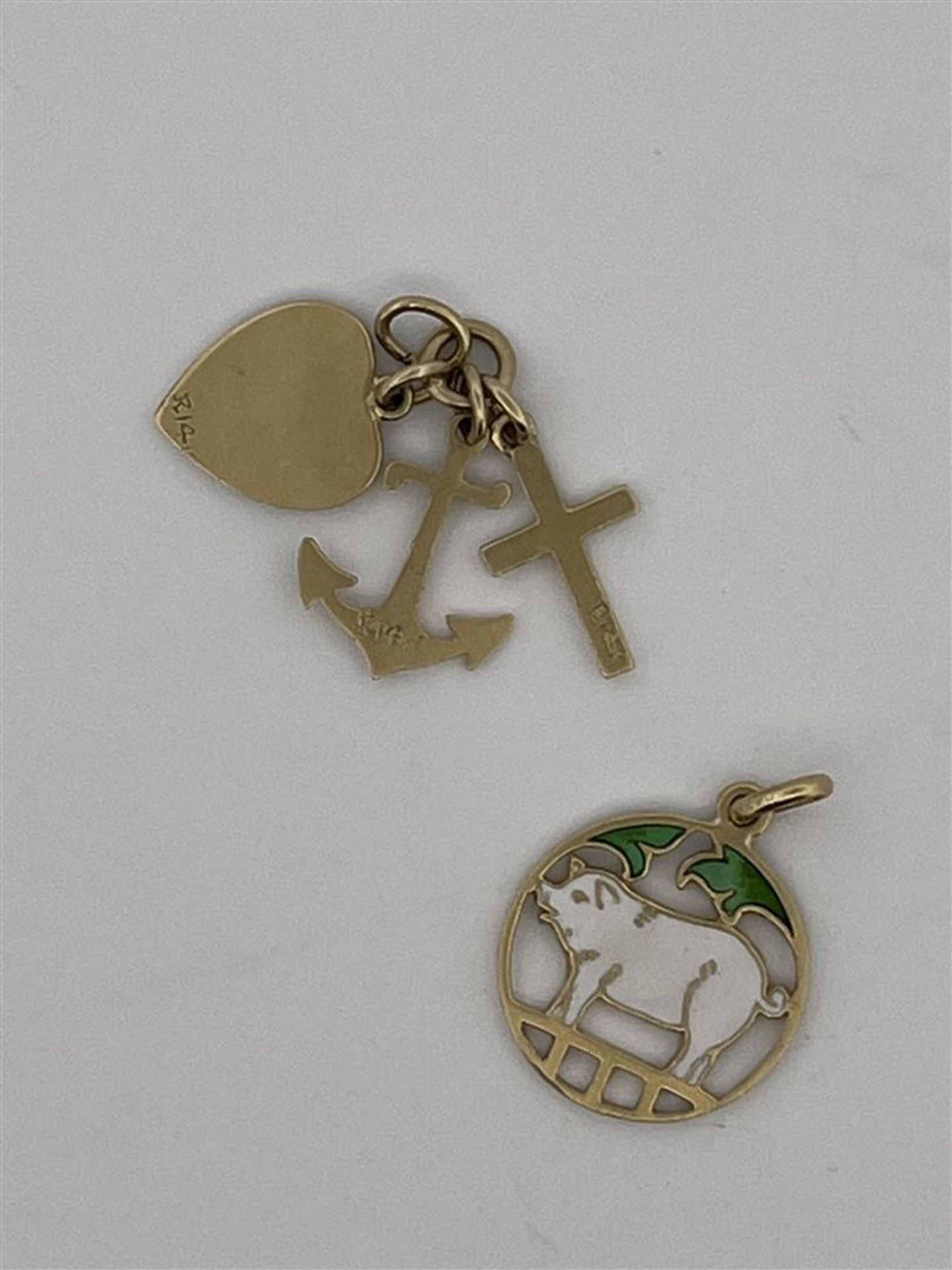 Lot of 2 charms in 14kt gold.
Regarding the charms: Hope, faith and love, year of the pig enamel cha - Bild 2 aus 2