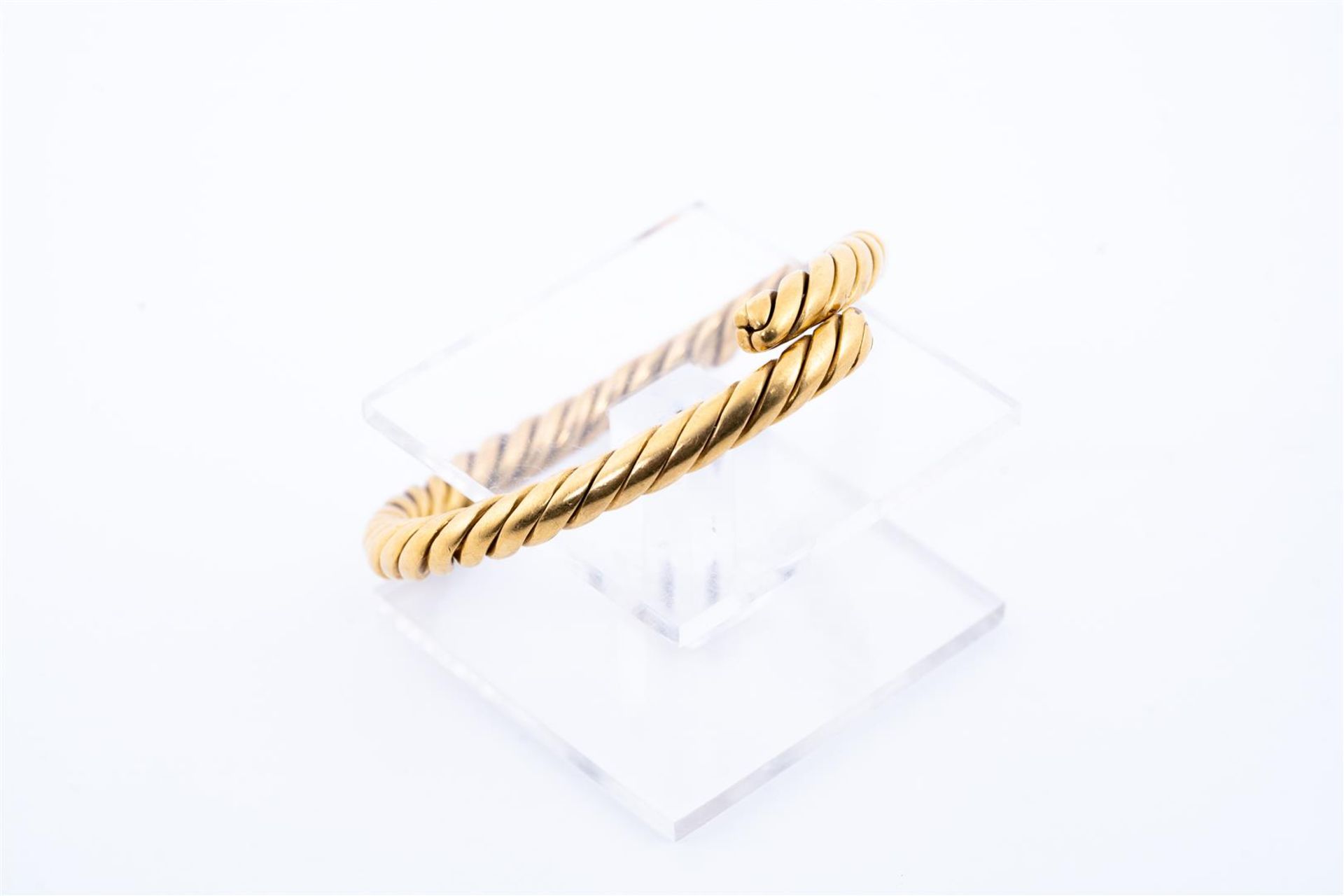 18kt yellow gold solid twisted slave bracelet / esclave / bangle from Indonesia.
The bracelet is sol