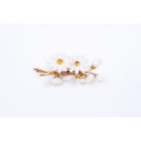 18kt yellow gold brooch set with beautiful carved mother-of-pearl flowers and 4 brilliant cut yellow