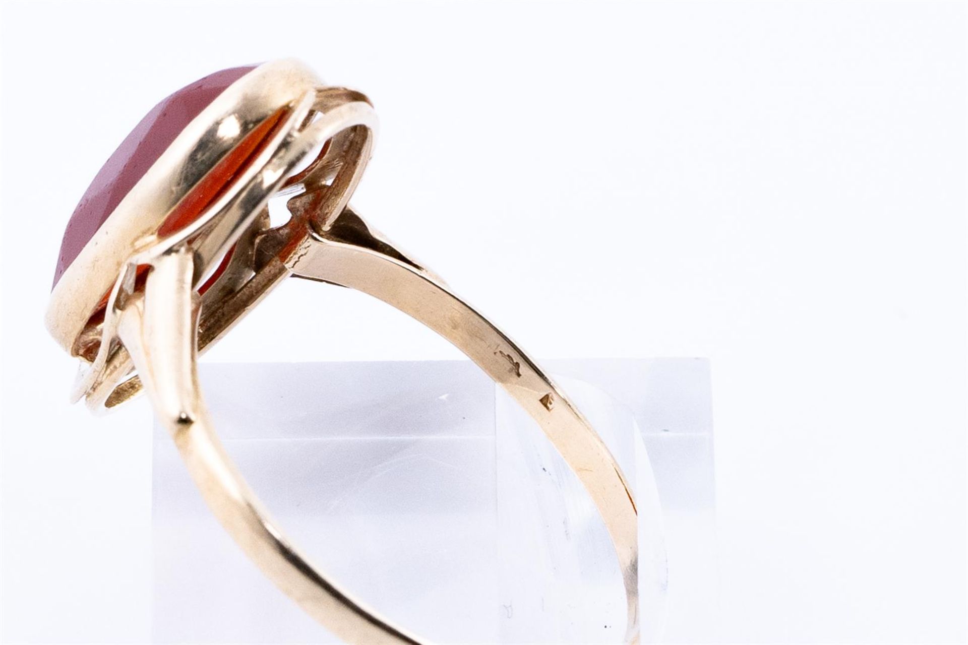 14kt yellow gold ring set with imitation carnelian.
The ring is set with 1 oval-faceted imitation ca - Image 4 of 4