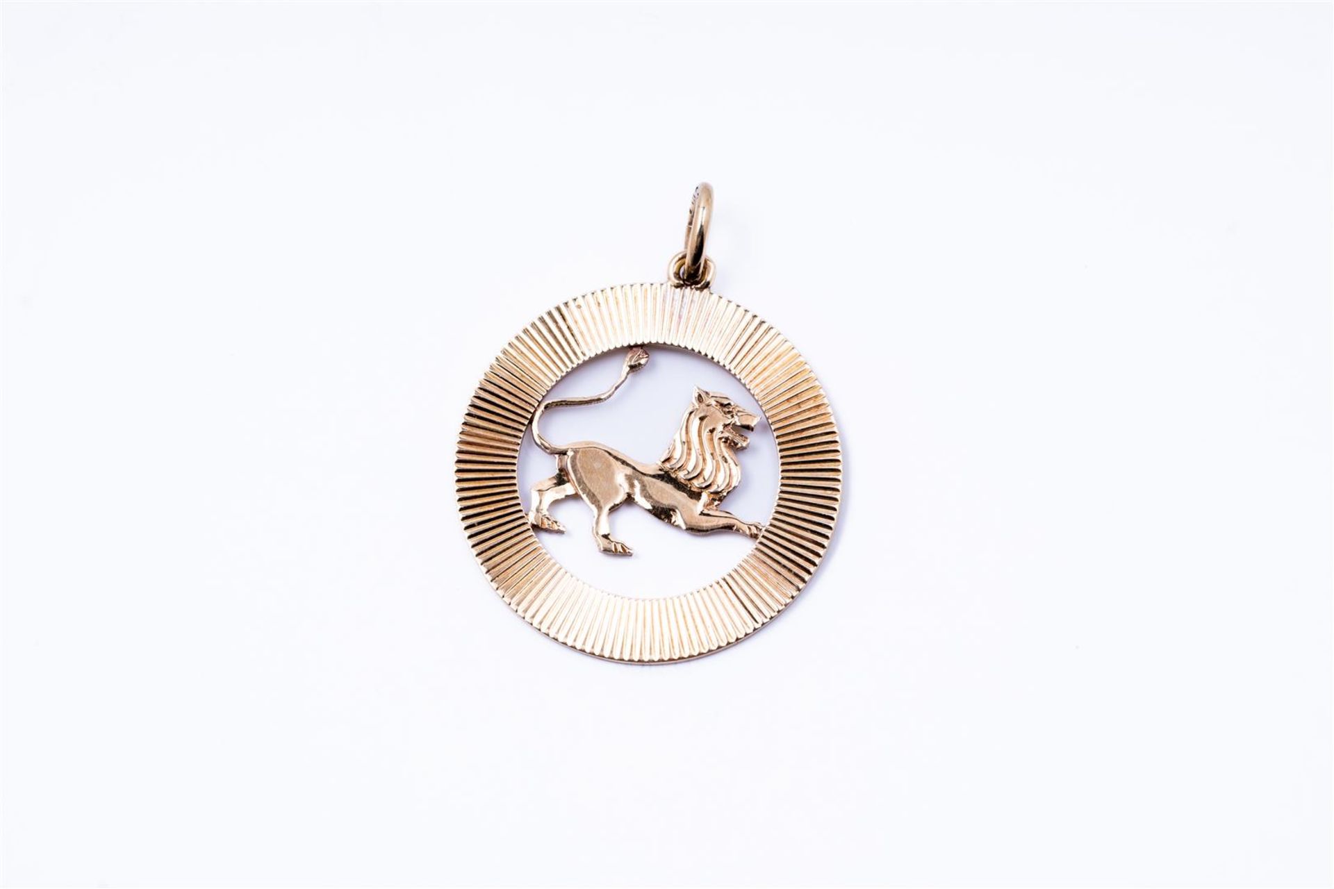 18kt Yellow gold pendant with lion and ribbed edge.
Dimensions: 35.8mm x 27.9mm.
Weight: 5.49 grams. - Image 2 of 2