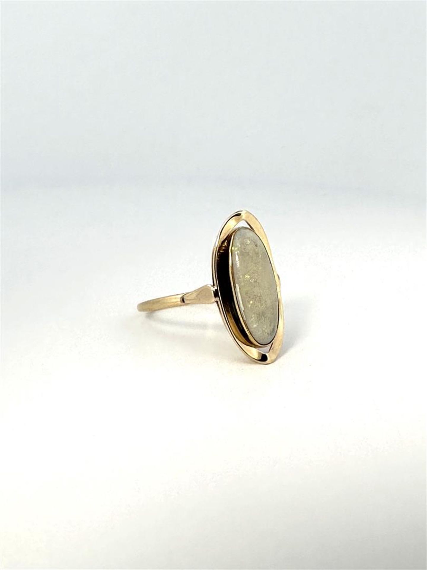 14kt yellow gold navette ring set with white opal. 
The white opal is cabochon cut in navette shape  - Image 2 of 8