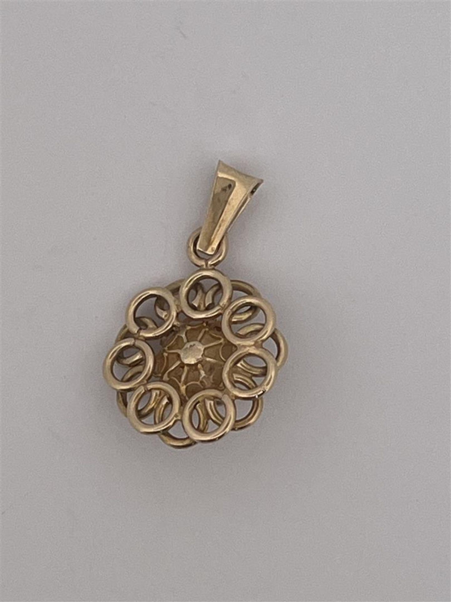 14kt yellow gold Zeeland button pendant.
Weight: 2.8 grams.
Dimensions: 27.5mm x 17.2mm. - Bild 2 aus 2