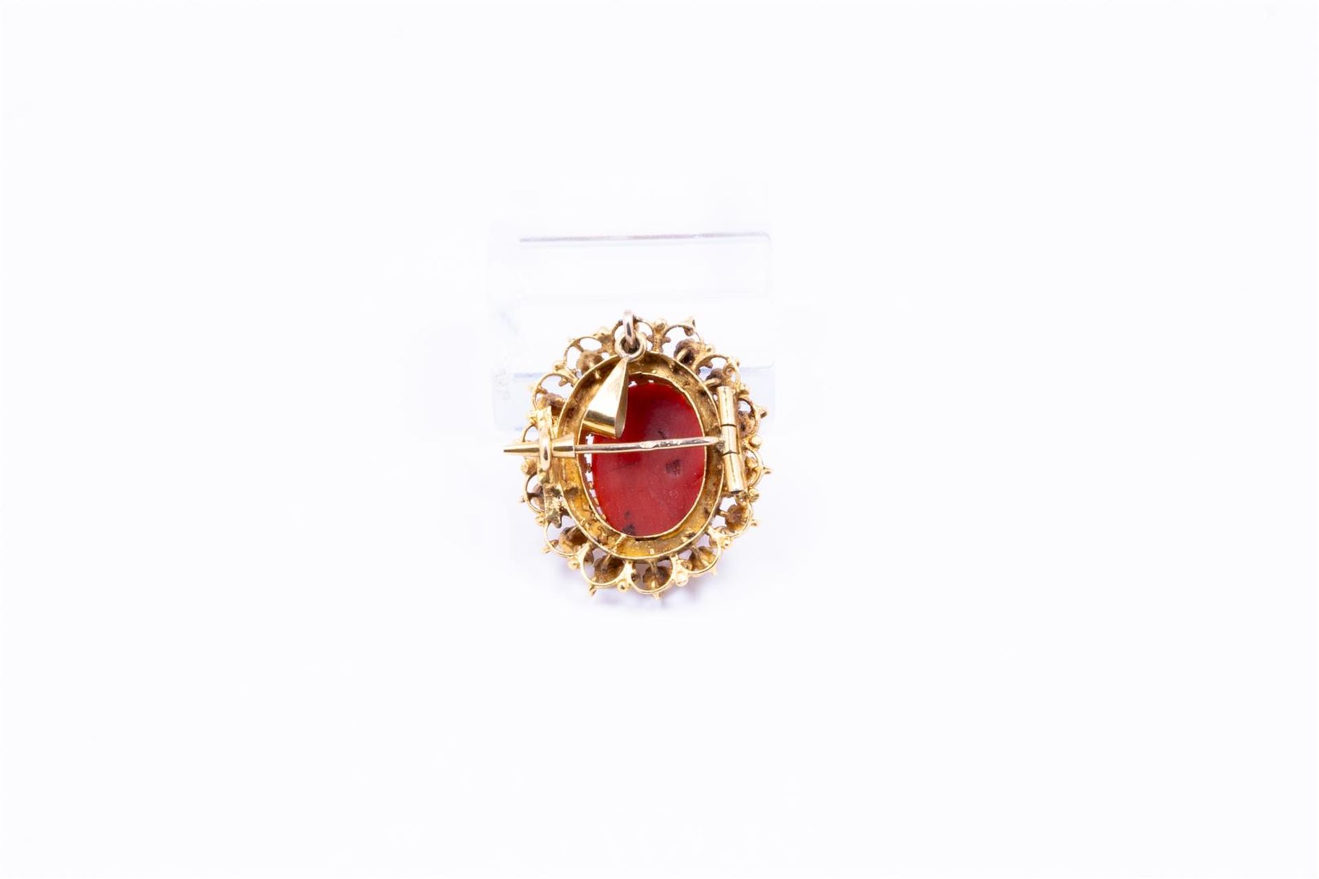 14kt yellow gold brooch/pendant set with red coral.
This piece of jewelry can be worn as a brooch or - Image 2 of 2