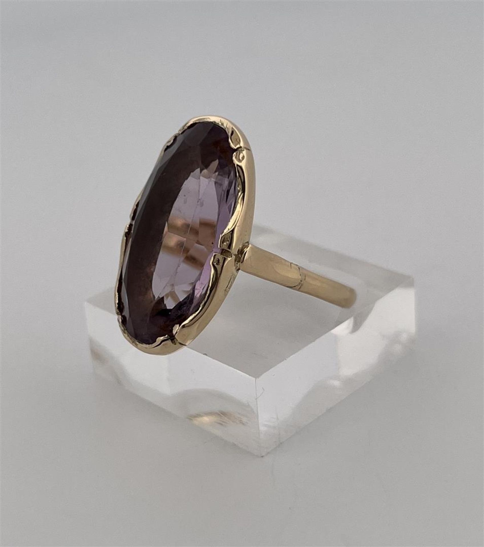 14kt yellow gold ring set with amethyst. 
Amethyst dimensions: approx. 20.2 mm x 9.8 mm.
Weight of r - Image 4 of 10