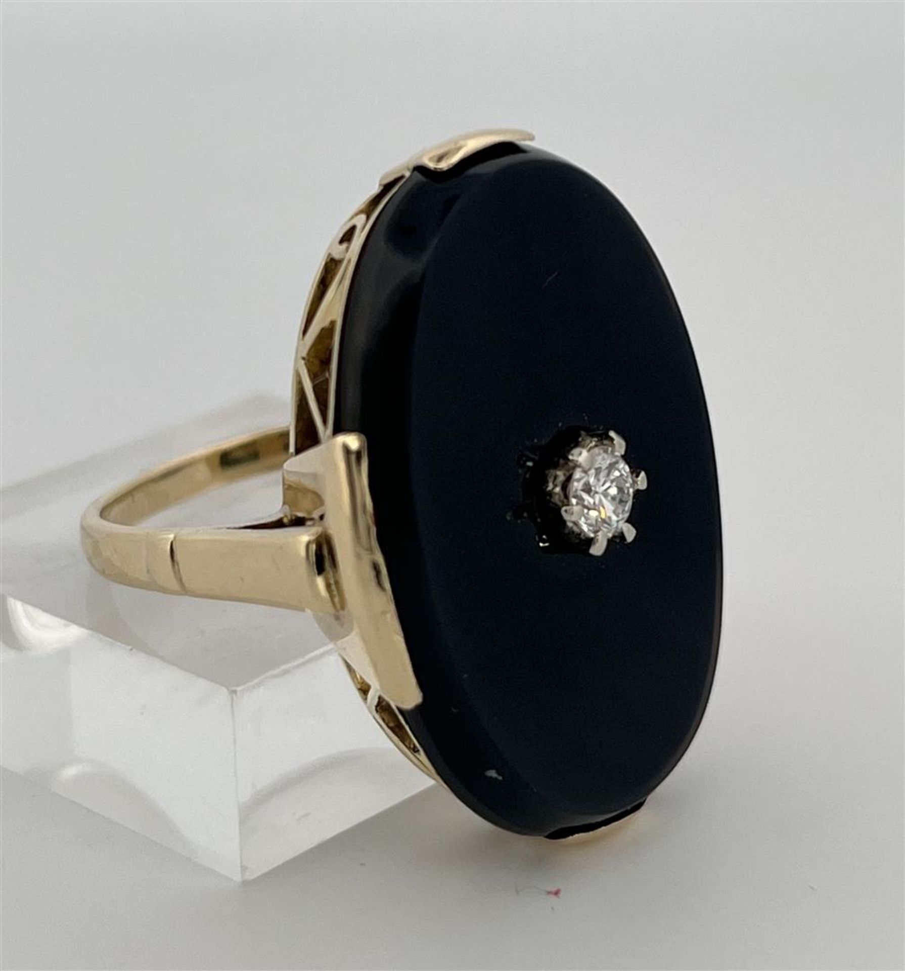 14kt Yellow gold ring set with onyx and diamonds.
The ring has a high openwork edge with a set onyx  - Image 4 of 8