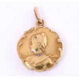 Art Noveau medallion photo pendant in 14 carat yellow gold, round with image of a woman's head set w