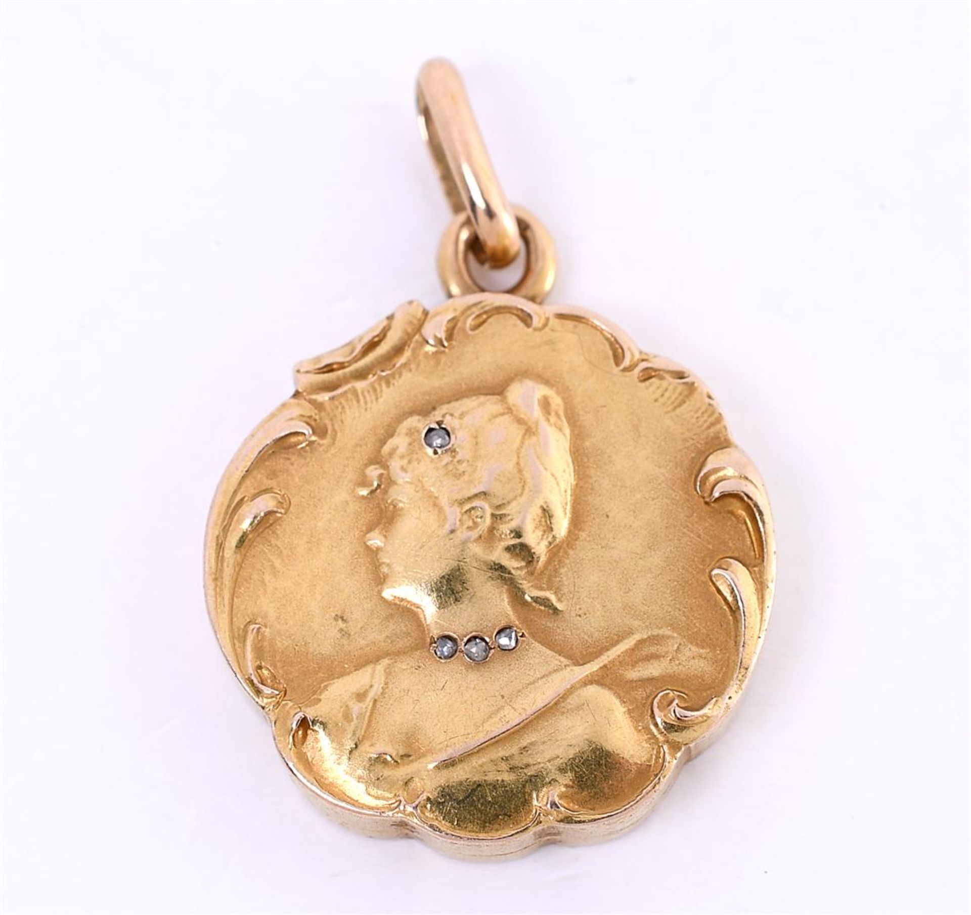 Art Noveau medallion photo pendant in 14 carat yellow gold, round with image of a woman's head set w