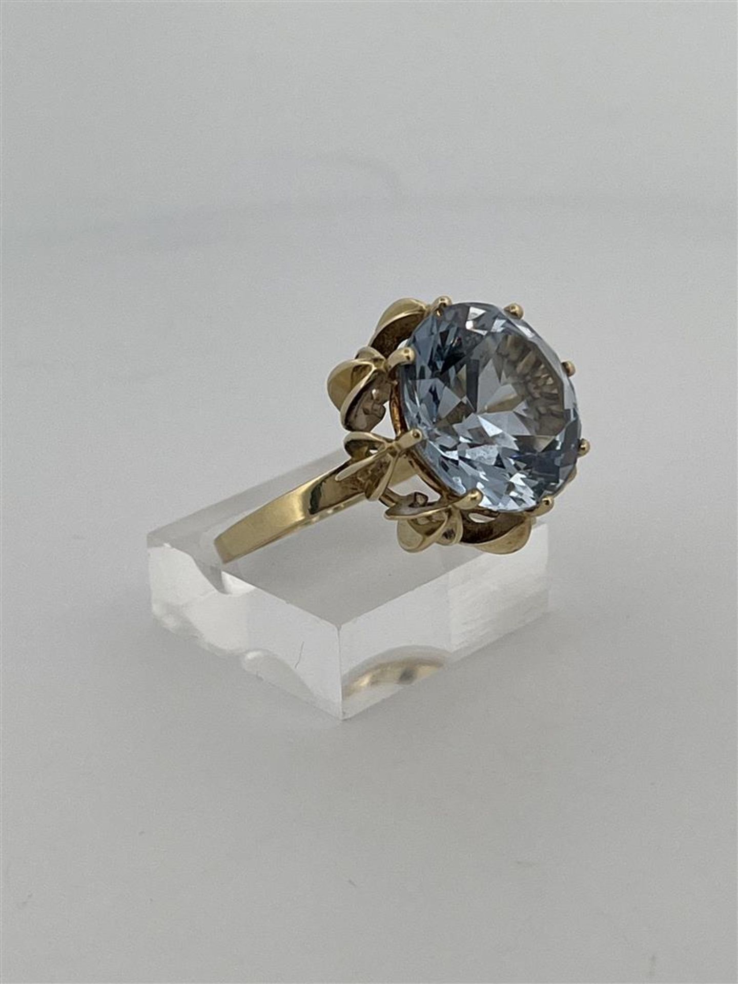 14kt yellow gold statement solitaire ring set with aquamarine.
The ring is set with a brilliant cut  - Bild 6 aus 8