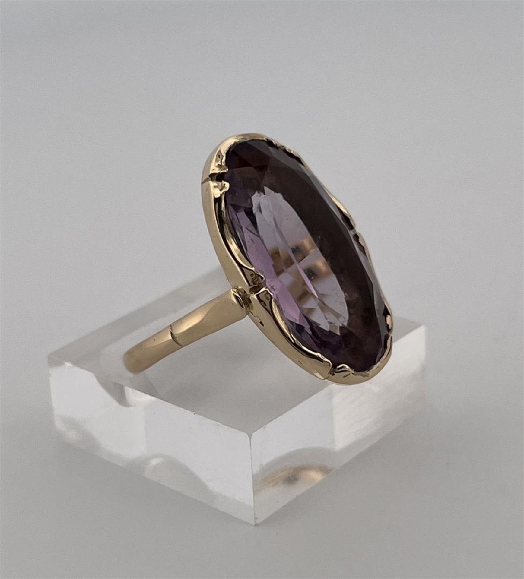 14kt yellow gold ring set with amethyst. 
Amethyst dimensions: approx. 20.2 mm x 9.8 mm.
Weight of r - Image 9 of 10