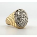 18kt bicolor gold signet ring set with diamonds. 
The ring has a beautifully decorated band and is s