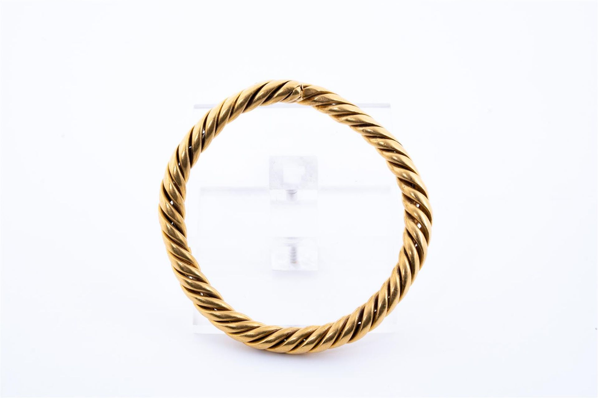 18kt yellow gold solid twisted slave bracelet / esclave / bangle from Indonesia.
The bracelet is sol - Image 3 of 5