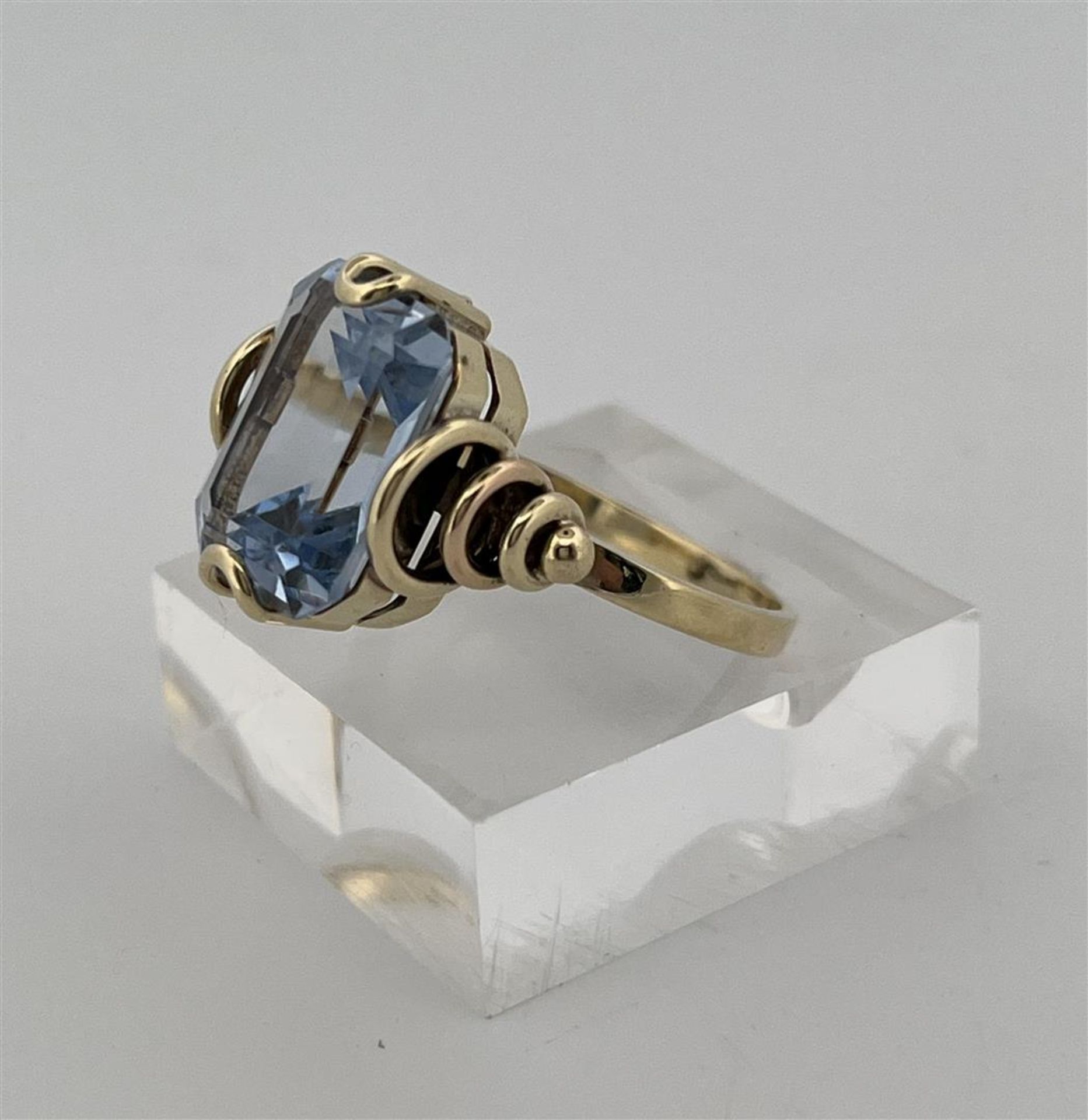 14kt yellow gold ring set with aquamarine.
The aquamarine isemerald cut measures approx. 11.8 x 8.9  - Image 8 of 11
