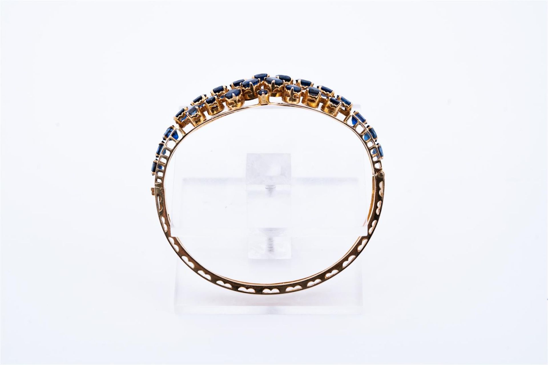 18kt Yellow gold cluster bracelet set with 33 blue sapphires. The bracelet has a beautiful openwork  - Bild 3 aus 6