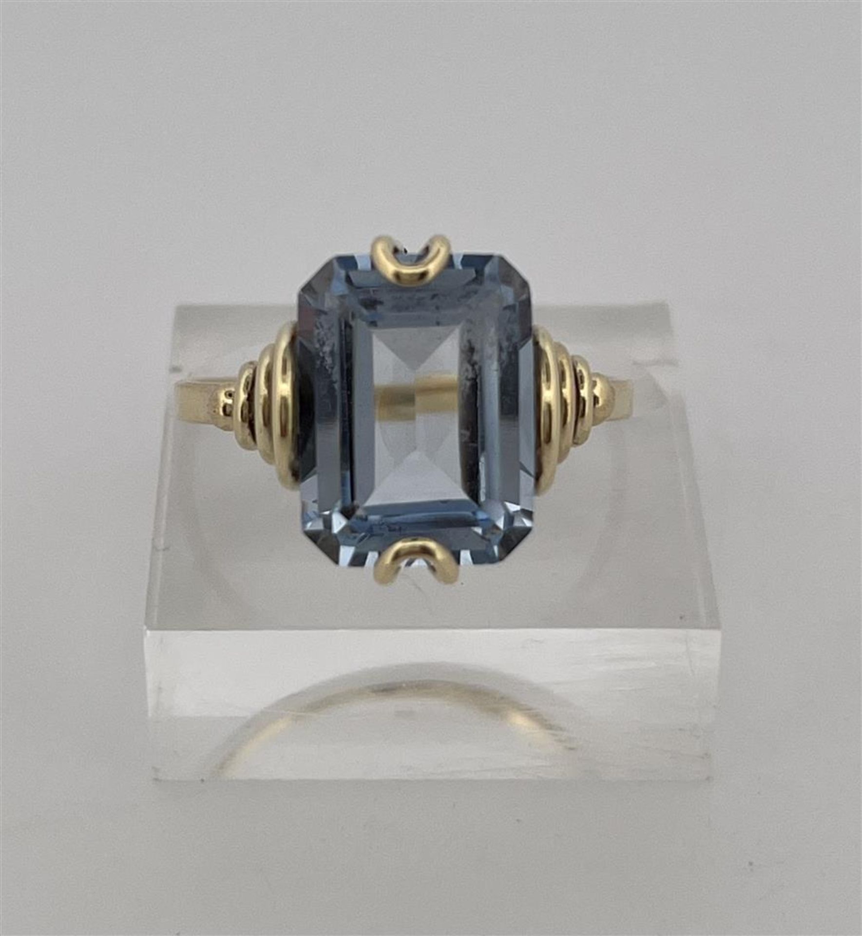 14kt yellow gold ring set with aquamarine.
The aquamarine isemerald cut measures approx. 11.8 x 8.9  - Image 7 of 11