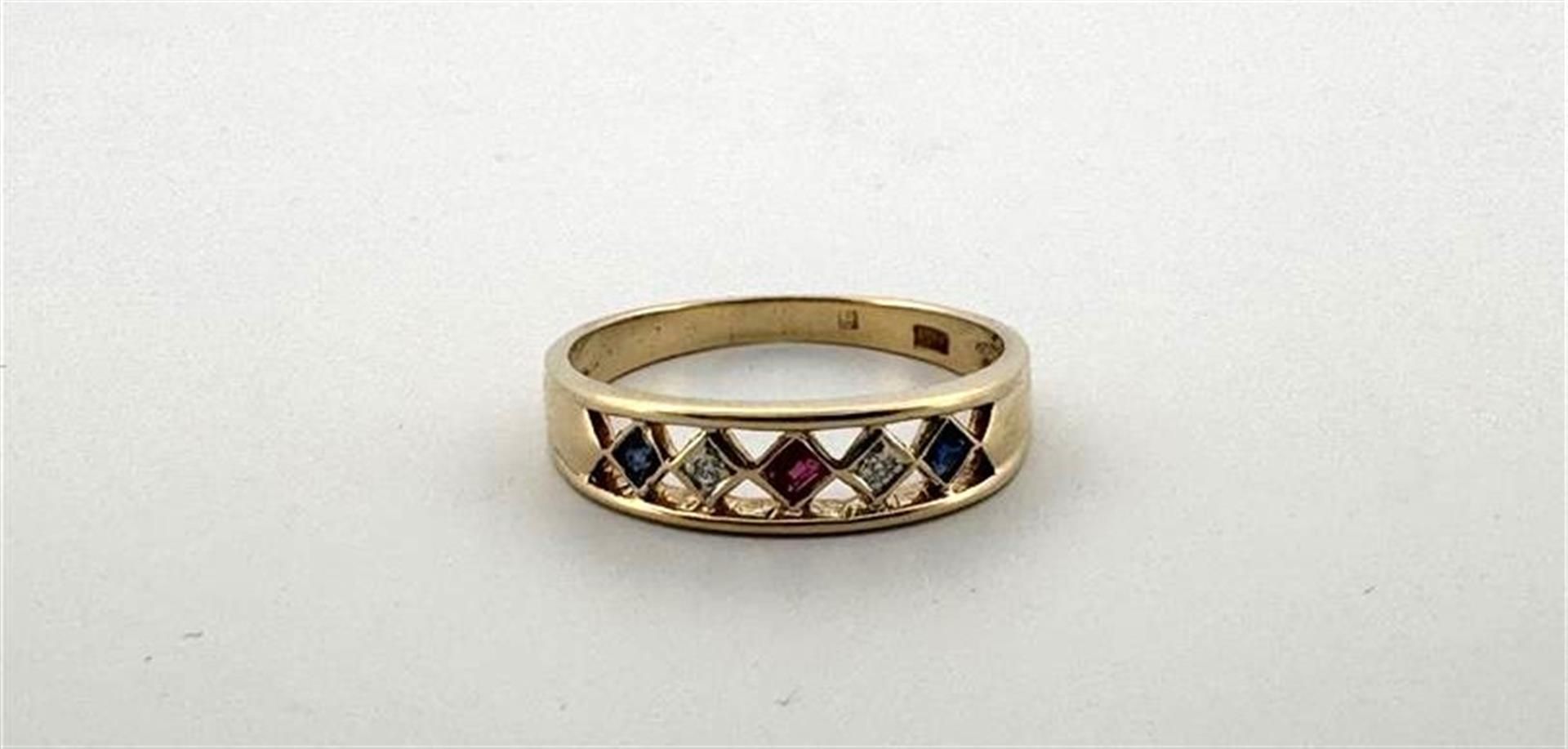 14kt yellow gold ring set with ruby, sapphire and diamond.
The ring is set with 1 princess cut ruby 
