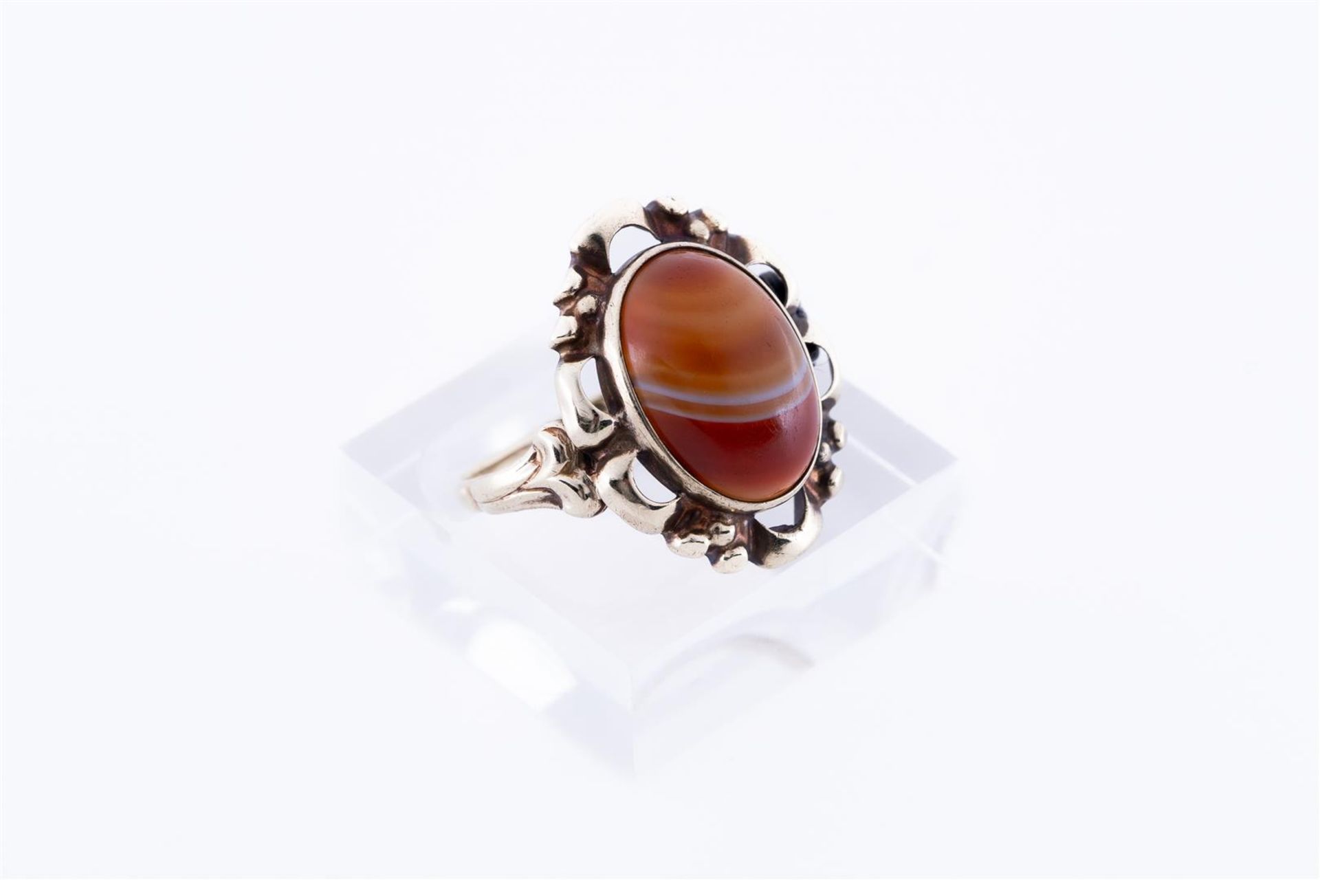 9kt Yellow gold ring with beautiful openwork edge, the ring is set with a single agate gemstone. The