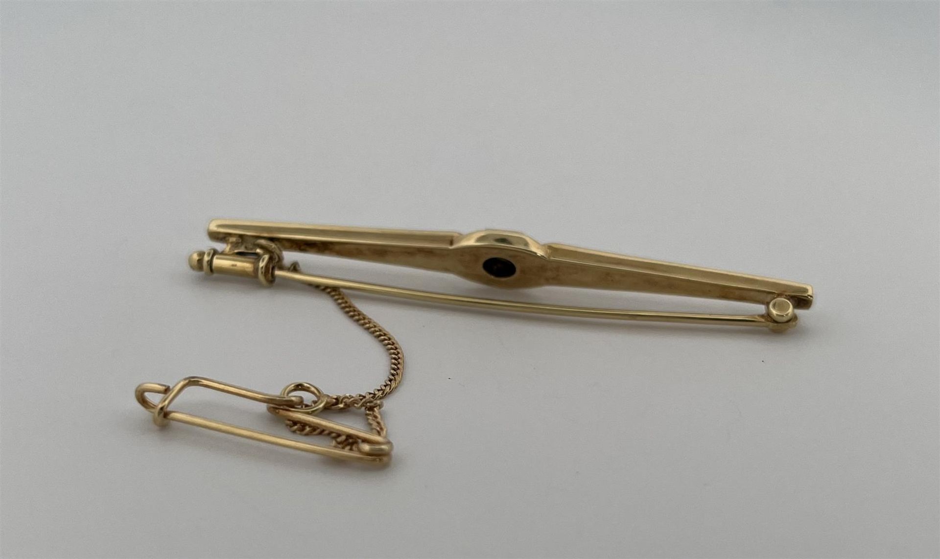 14kt yellow gold tie pin set with diamonds.
Beautiful tie pin with extra safety chain and pin, the t - Bild 3 aus 4