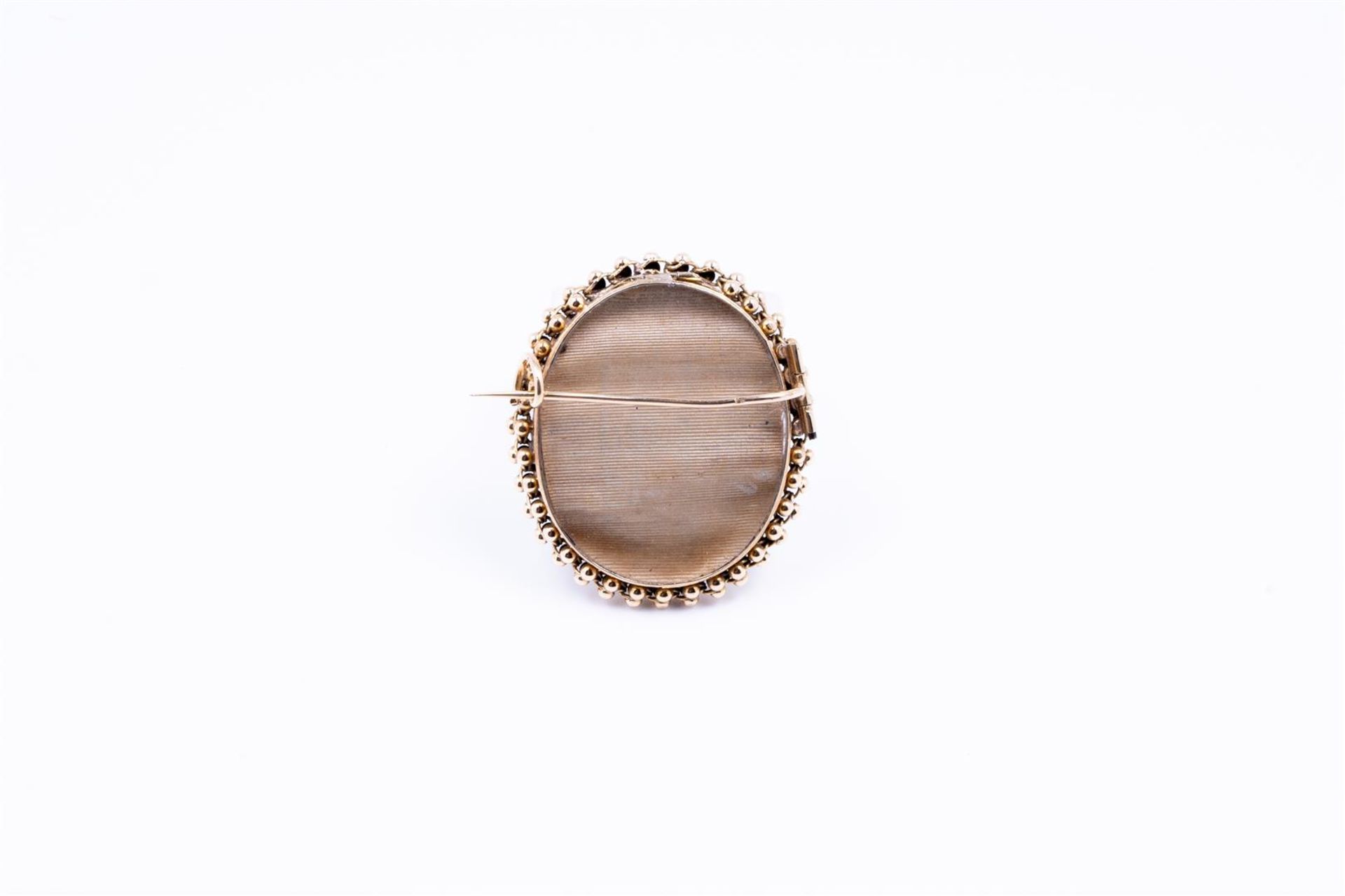 14kt Yellow Gold brooch medallion with beautifully decorated working edge. The photo in this brooch  - Bild 2 aus 2