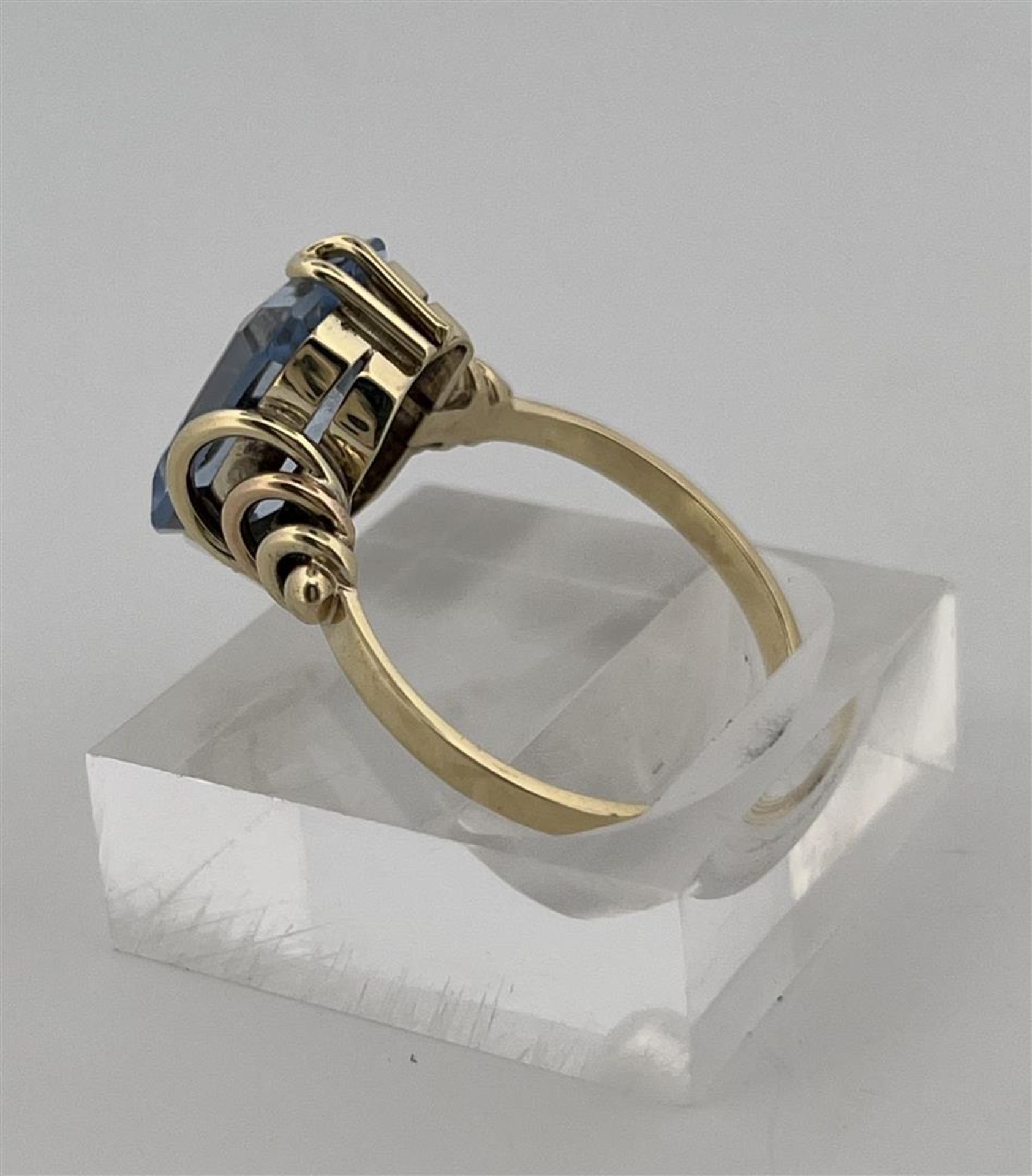 14kt yellow gold ring set with aquamarine.
The aquamarine isemerald cut measures approx. 11.8 x 8.9  - Image 9 of 11