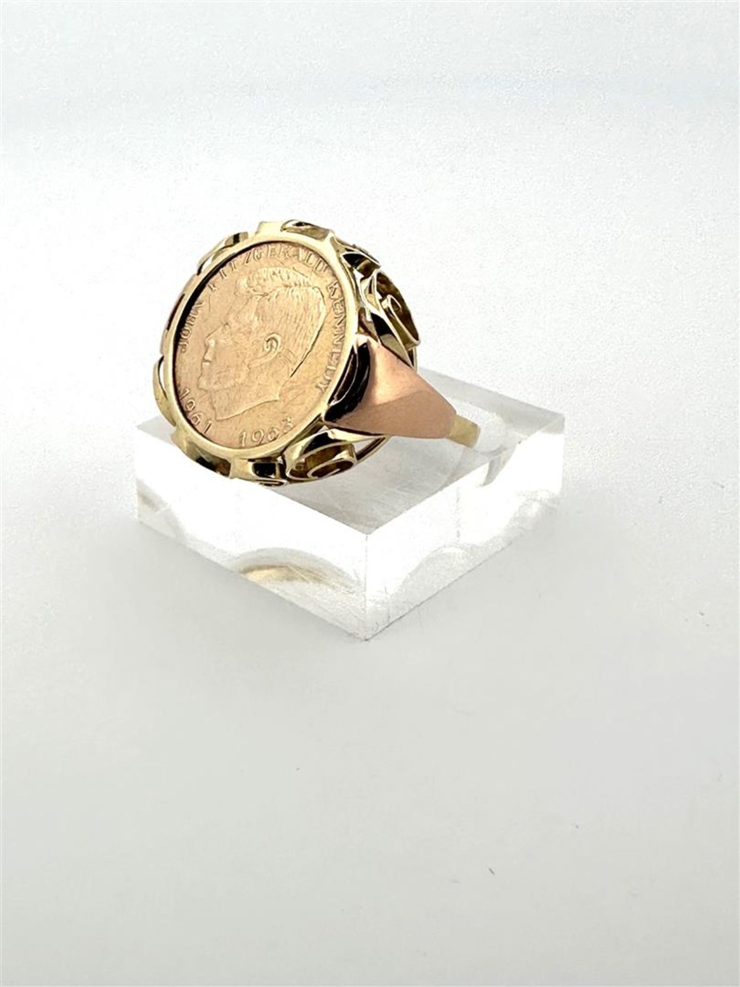 14kt yellow gold American signet ring with coin. 
The coin depicts John Fitzgerald Kennedy. 1961-196 - Image 2 of 5
