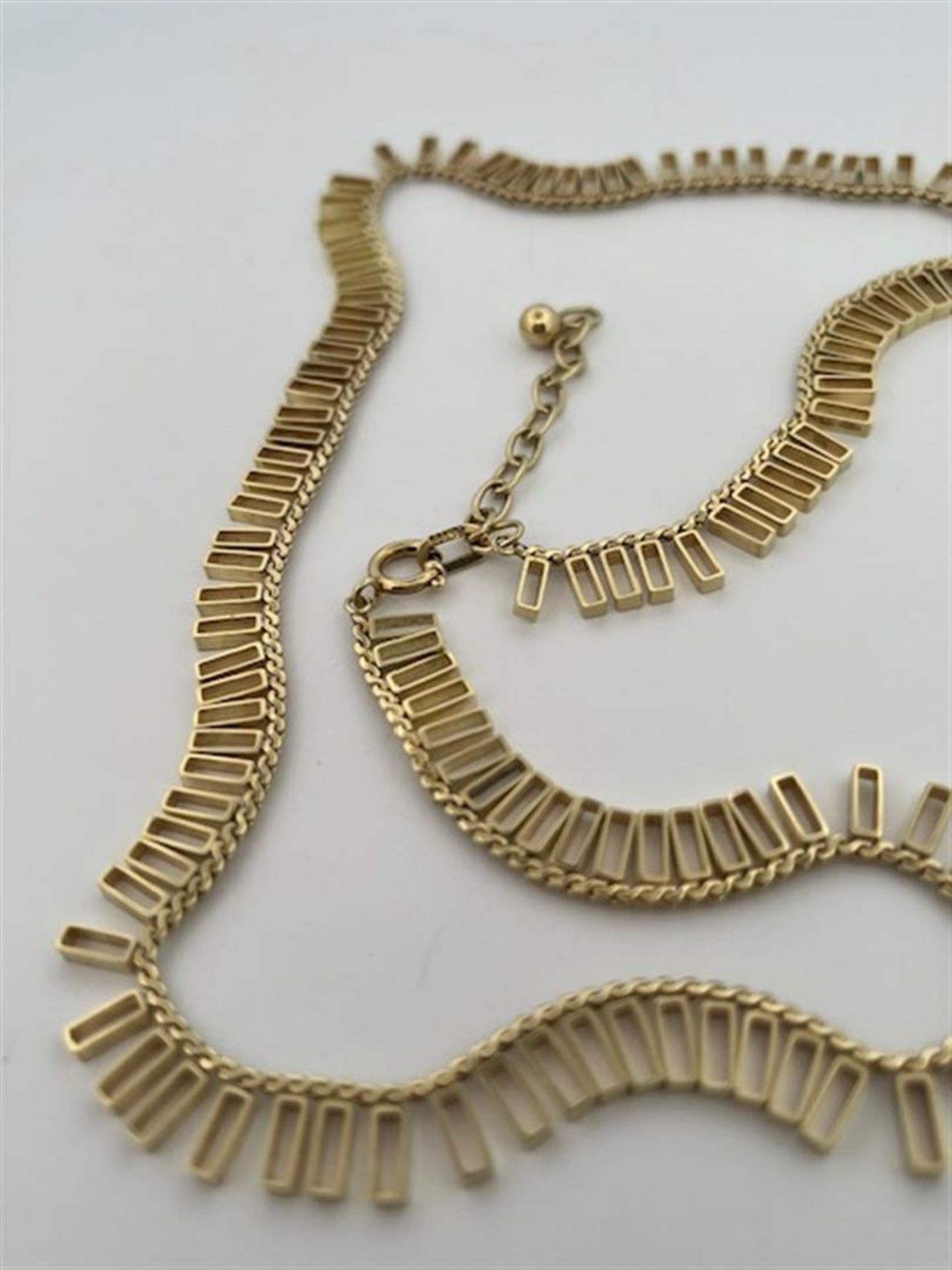 14kt S-shape link necklace with rectangular bars.
The necklace has a beautiful and elegant link with - Bild 2 aus 4