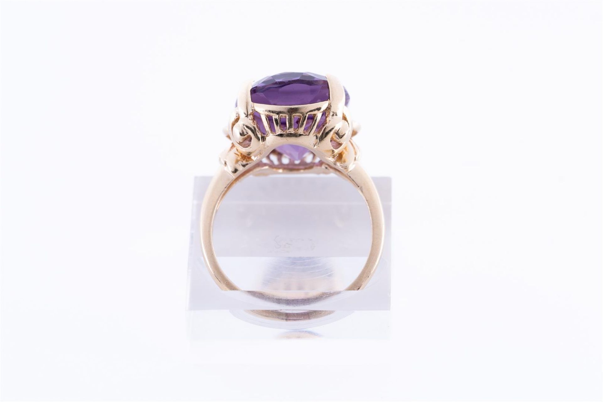 9kt Yellow gold statement ring set with one oval cut amethyst. 
Ring size: 55 / 17.25 mm.
Stone dime - Bild 3 aus 4