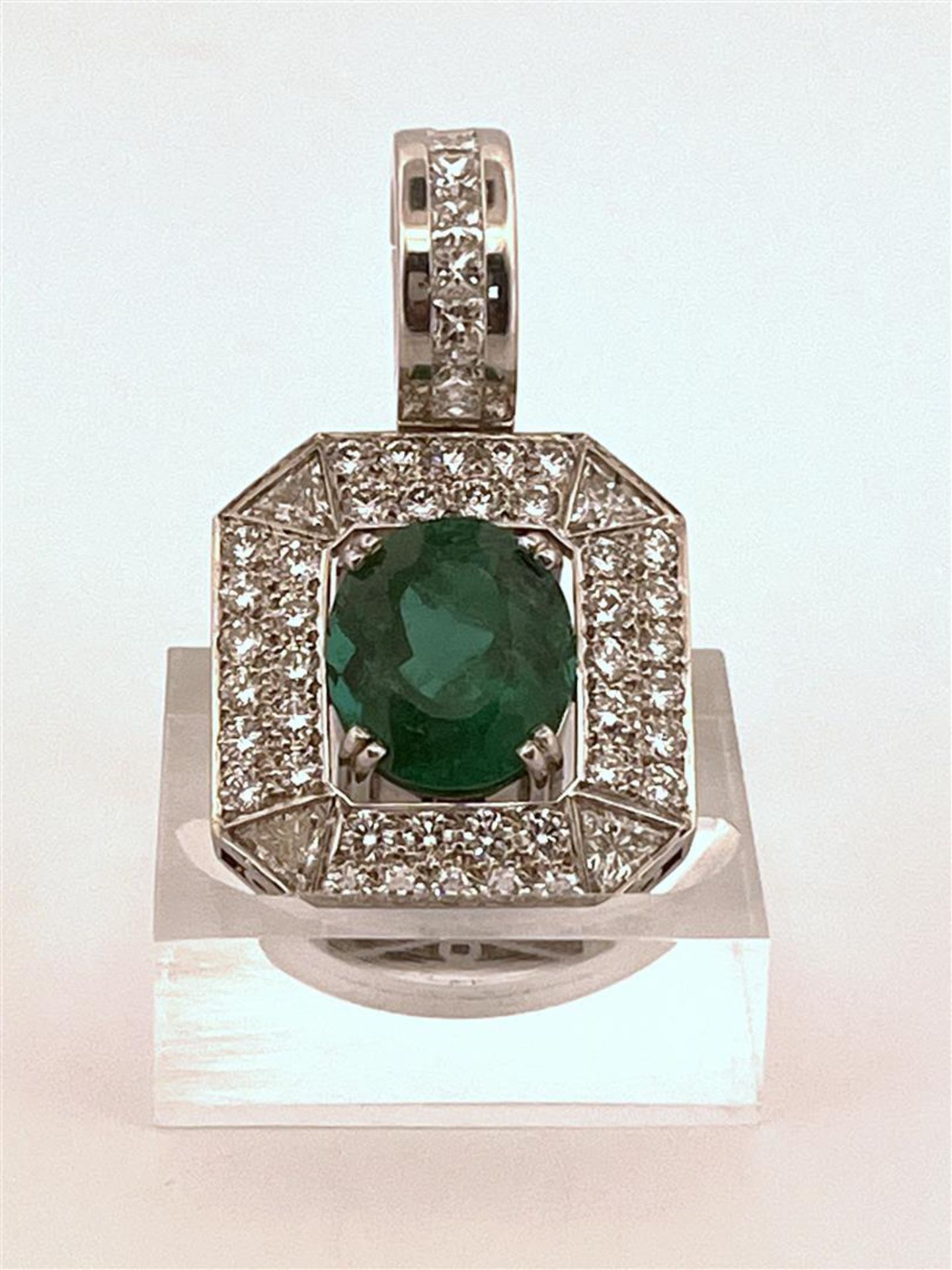 14kt white gold "art deco" pendant set with diamond and emerald.
This beautiful pendant is openwork 