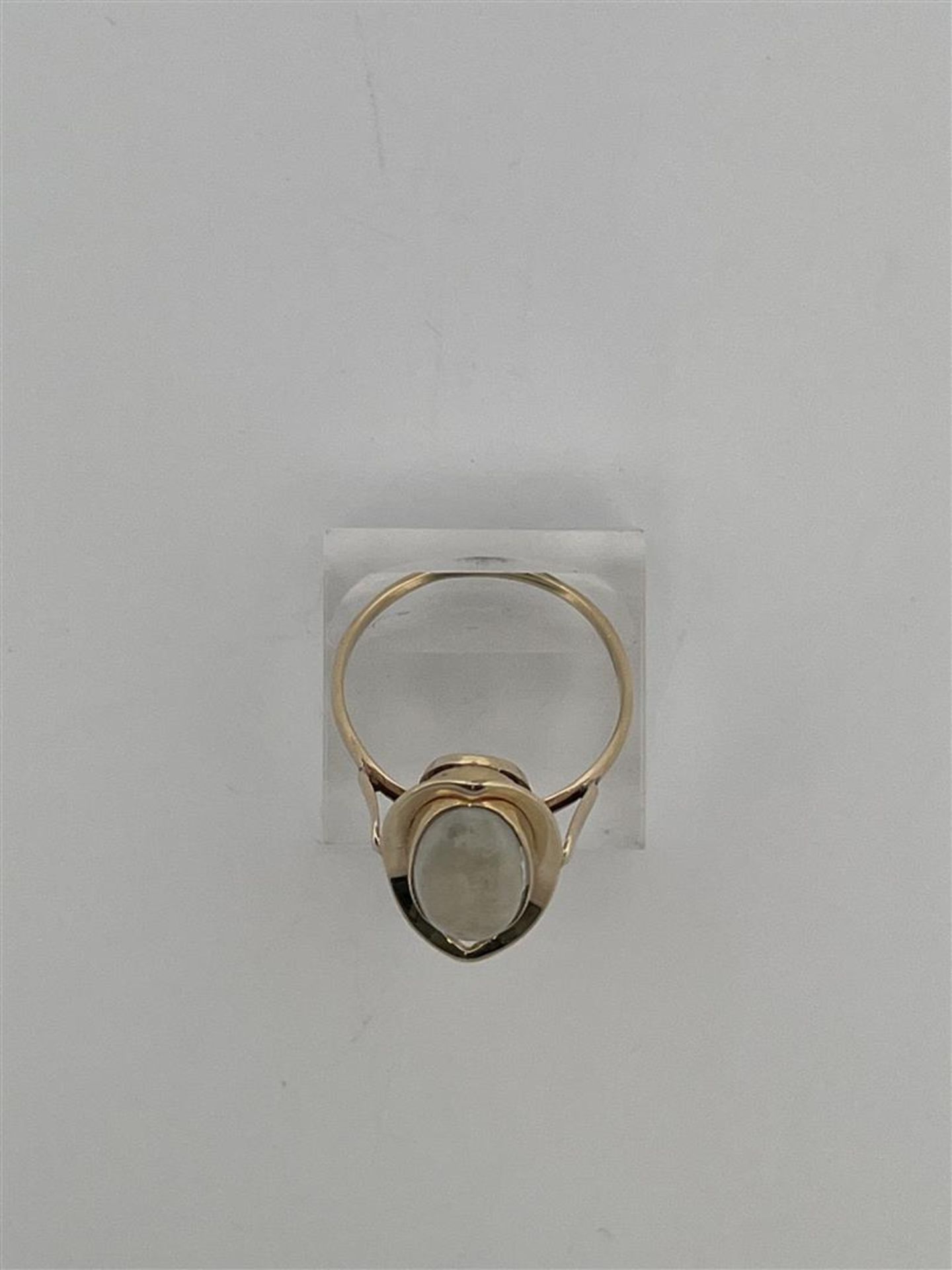 14kt yellow gold navette ring set with white opal. 
The white opal is cabochon cut in navette shape  - Image 4 of 8